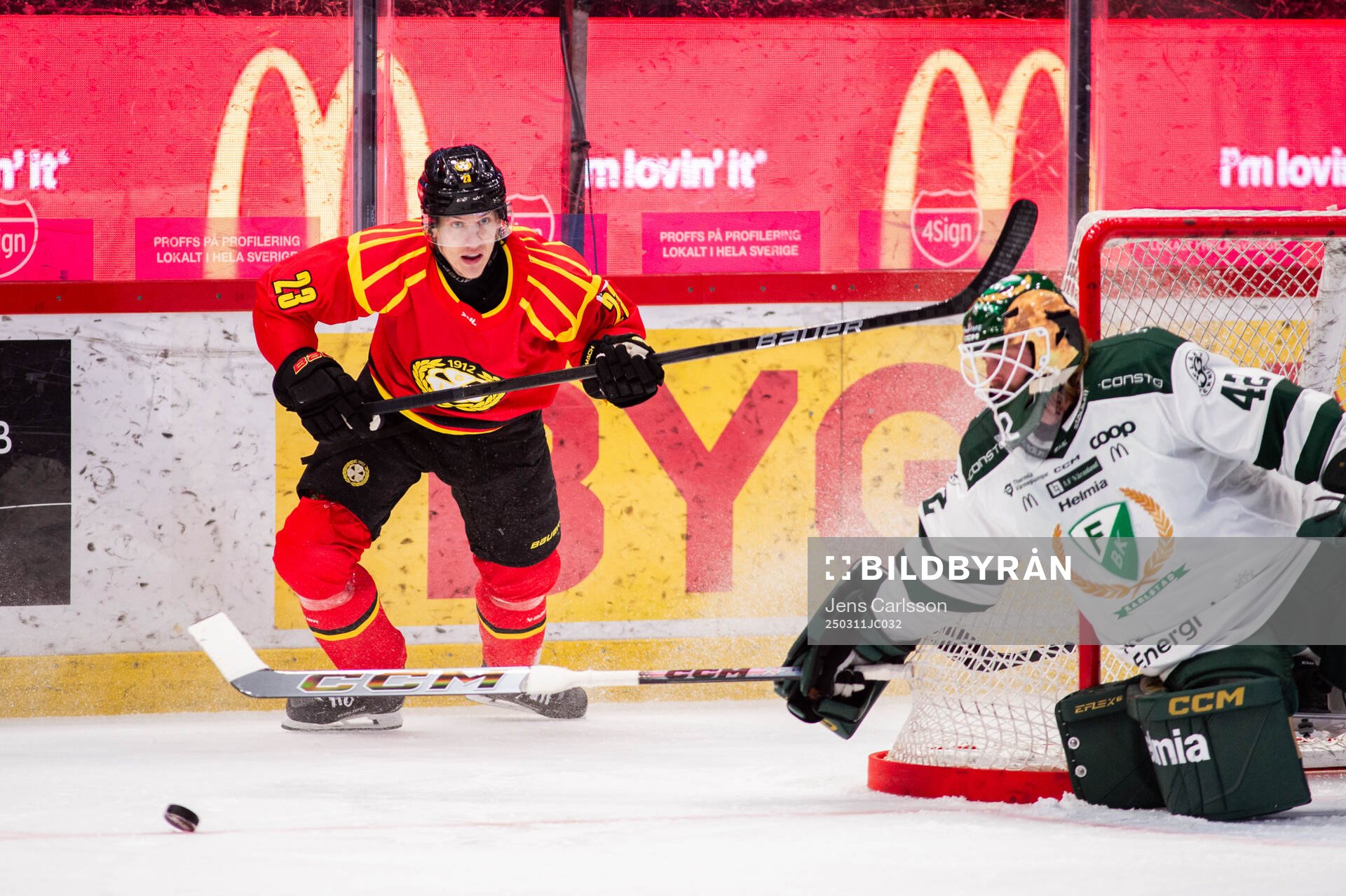 Brynäs Oskar Lindblom och Färjestads målvakt Anders