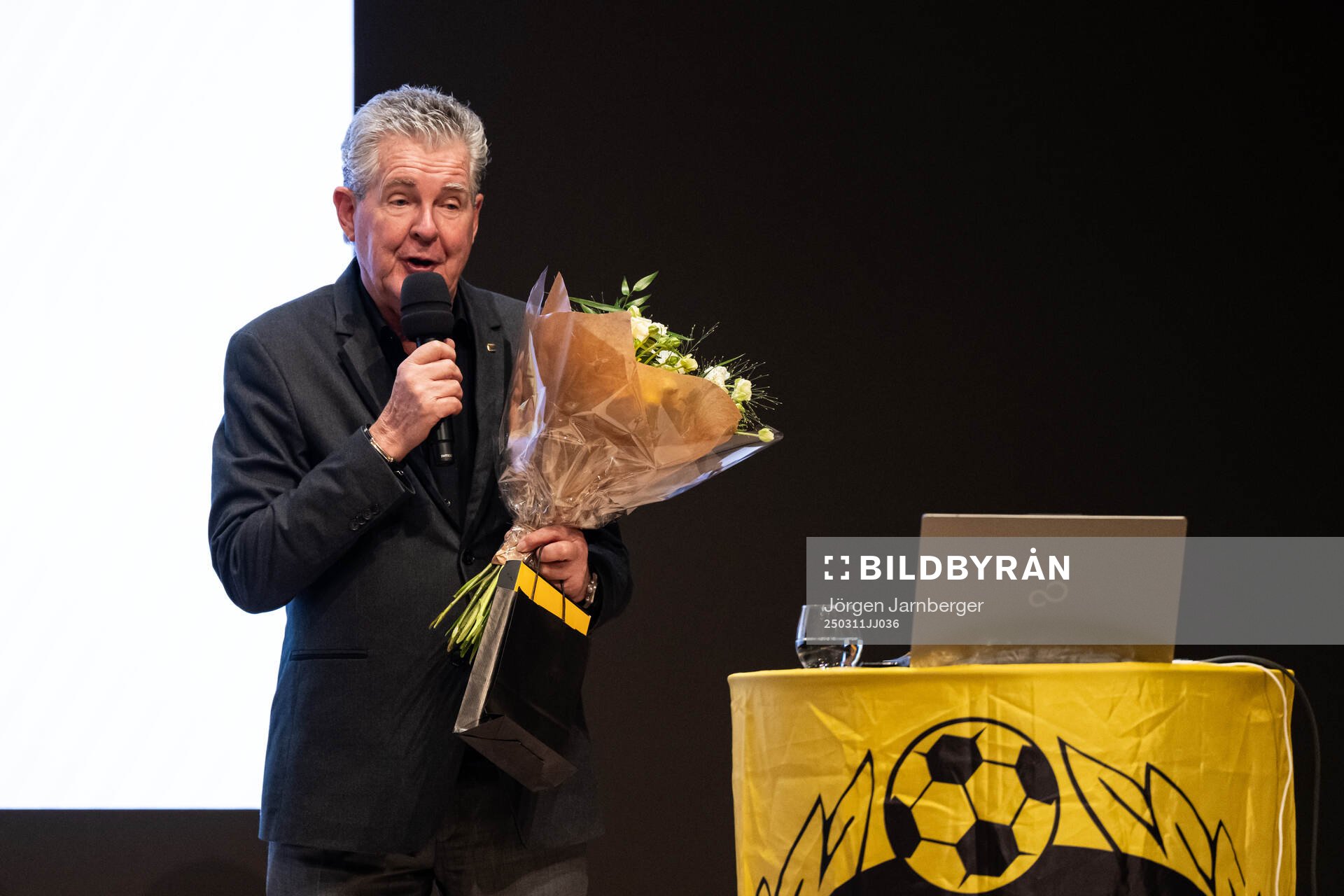 Valberedningens ordförande Bo Lindell avtackas under årsmöte med Elfsborg den 11 mars 2025 i Borås. 