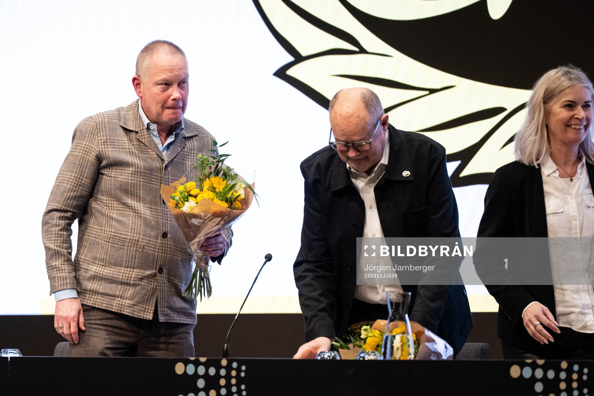 Mötessekreterare Anders Segerblom får blommor av