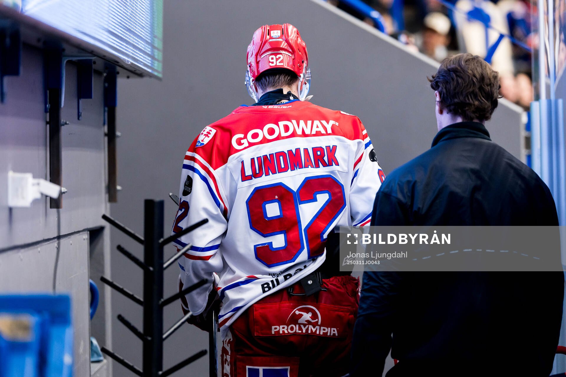 Timrås Anton Lundmark lämnar isen skadad