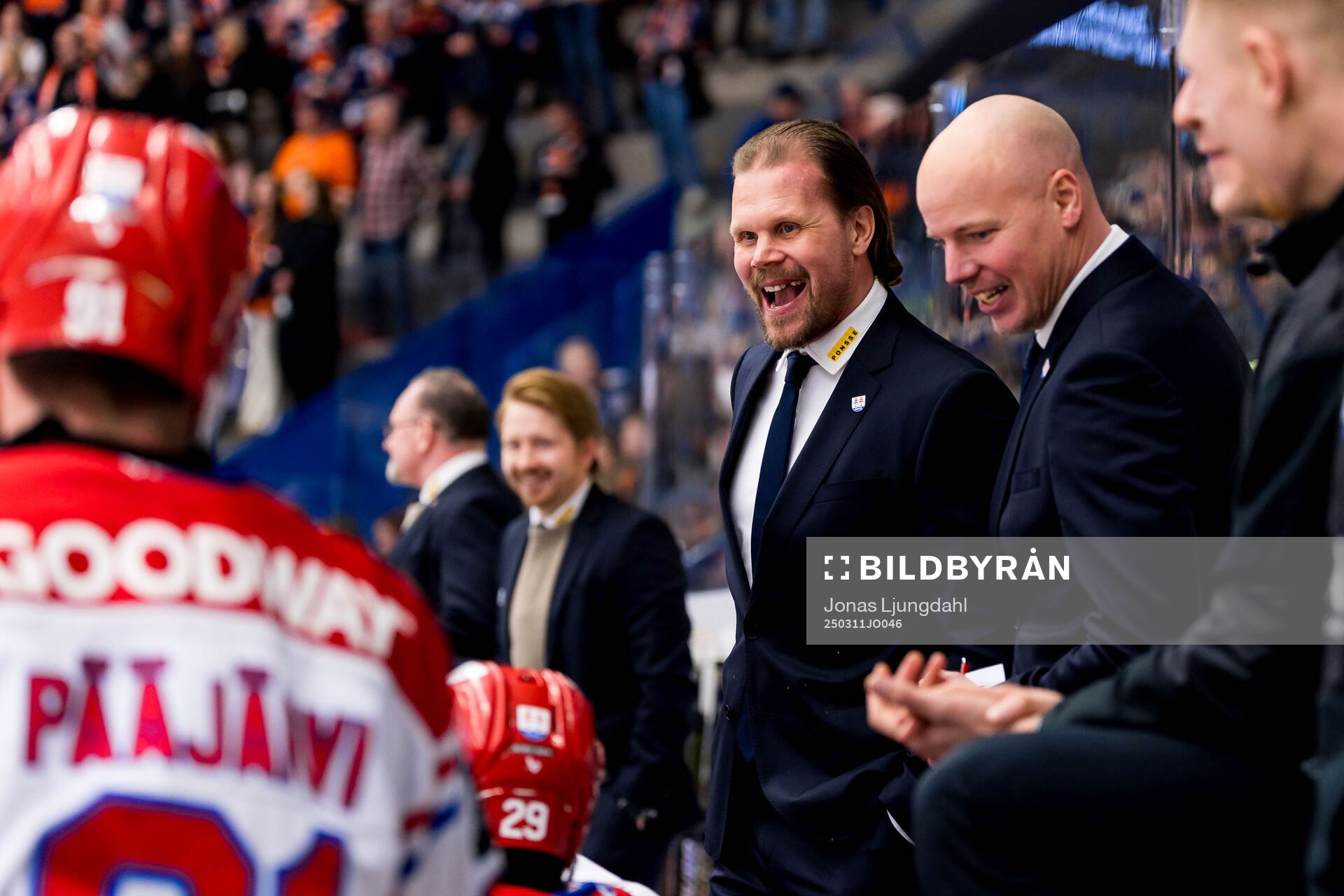 Timrås tränare Olli Jokinen jublar
