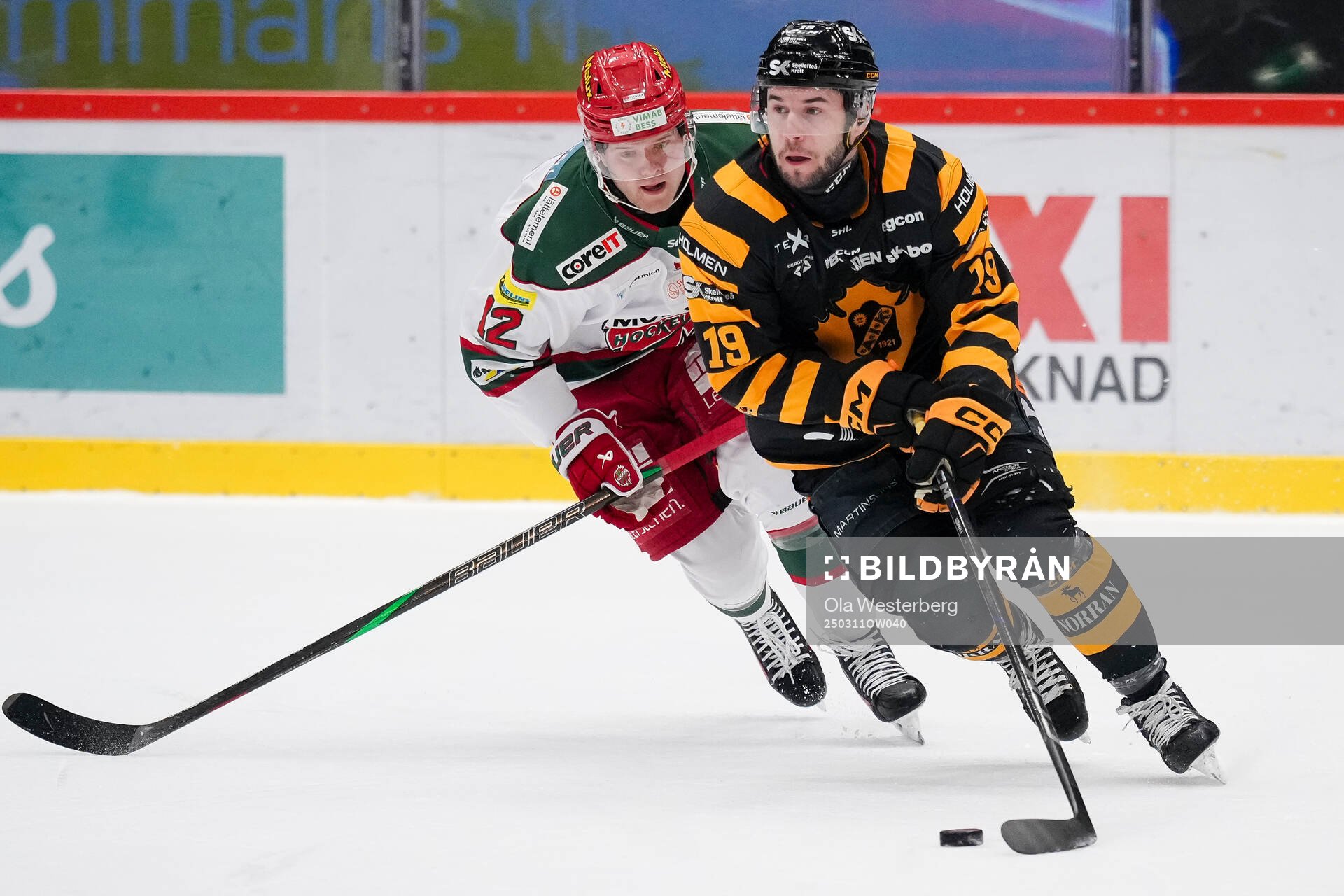 Modos Oscar Pettersson och Skellefteås Martins Dzierkals