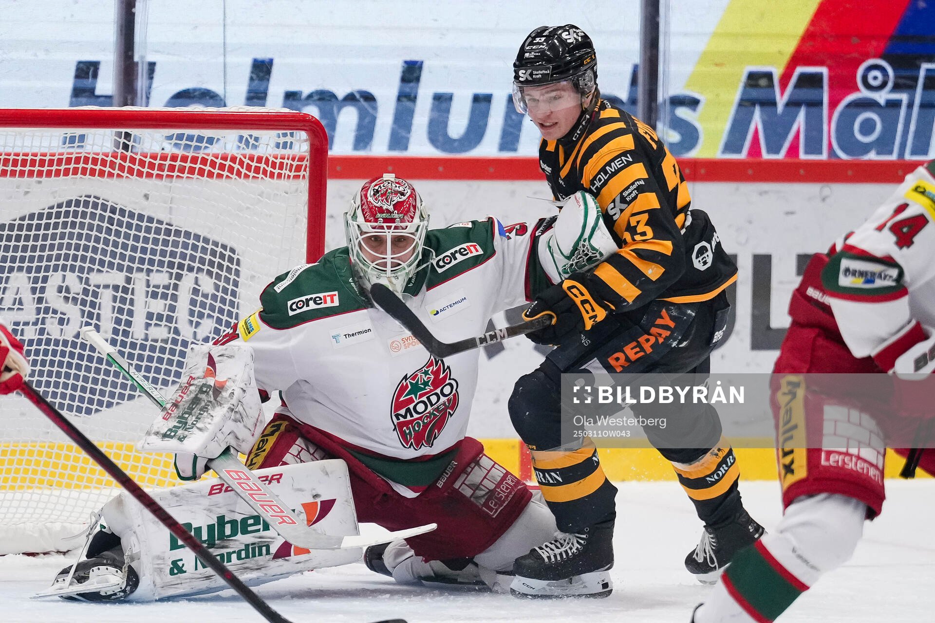 Modos målvakt Olle Eriksson Ek och Skellefteås Zeb