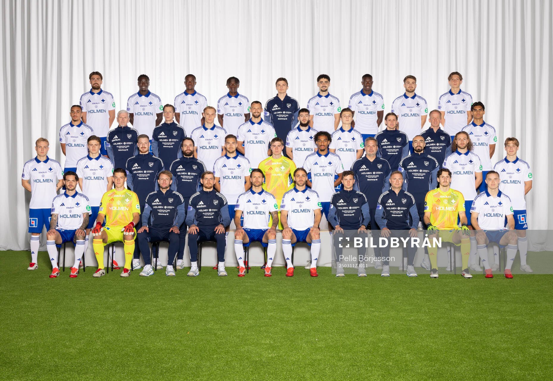 IFK Norrköping poserar för en lagbild den 11 mars 2025 i Norrköping. Bakre ledet från vänster: Tim Prica, Kojo Peprah Oppong, Stephen Bolma, Manaf Rawufu, Analytiker Jacob Dahl, Ismet Lushaku, Yahya Kalley, Amadeus Sögaard, Jónatan Arnarsson. 3:e ledet från vänster: Moutaz Neffati, Assisterande Materialförvaltare Lennart Jonsson, Materialförvaltare Simon Larsson, Marcus Baggesen, Max Watson, Laorent Shabani, Axel Brönner, Övergångstränare Ari Skulason, Fystränare Pálmar Hreinsson, Noel Sernelius. 2:a ledet från vänster: Ísak Andri Sigurgeirsson, Åke Andersson, Fysioterapeut Axel Lundquist, Fysioterapeut Kristoffer Karlsson, Anton Eriksson, Theo Krantz, Jesper Ceesay, Koordinator Tobias Falk, Fysioterapeut Nicolas Santi Aguilar, Kevin Höög Jansson, Ture Sandberg. Sittande från vänster: David Moberg Karlsson, David Andersson, Assisterande Tränare Jesper Sandberg, Assisterande Tränare Henric Pekkala, Arnor Traustason, Christoffer Nyman, Huvudtränare Martin Falk, Målvaktstränare Tomas Vainio, David Mitov Nilsson, Jacob Ouro Ortmark. Editors note: Bilden är retuscherad.