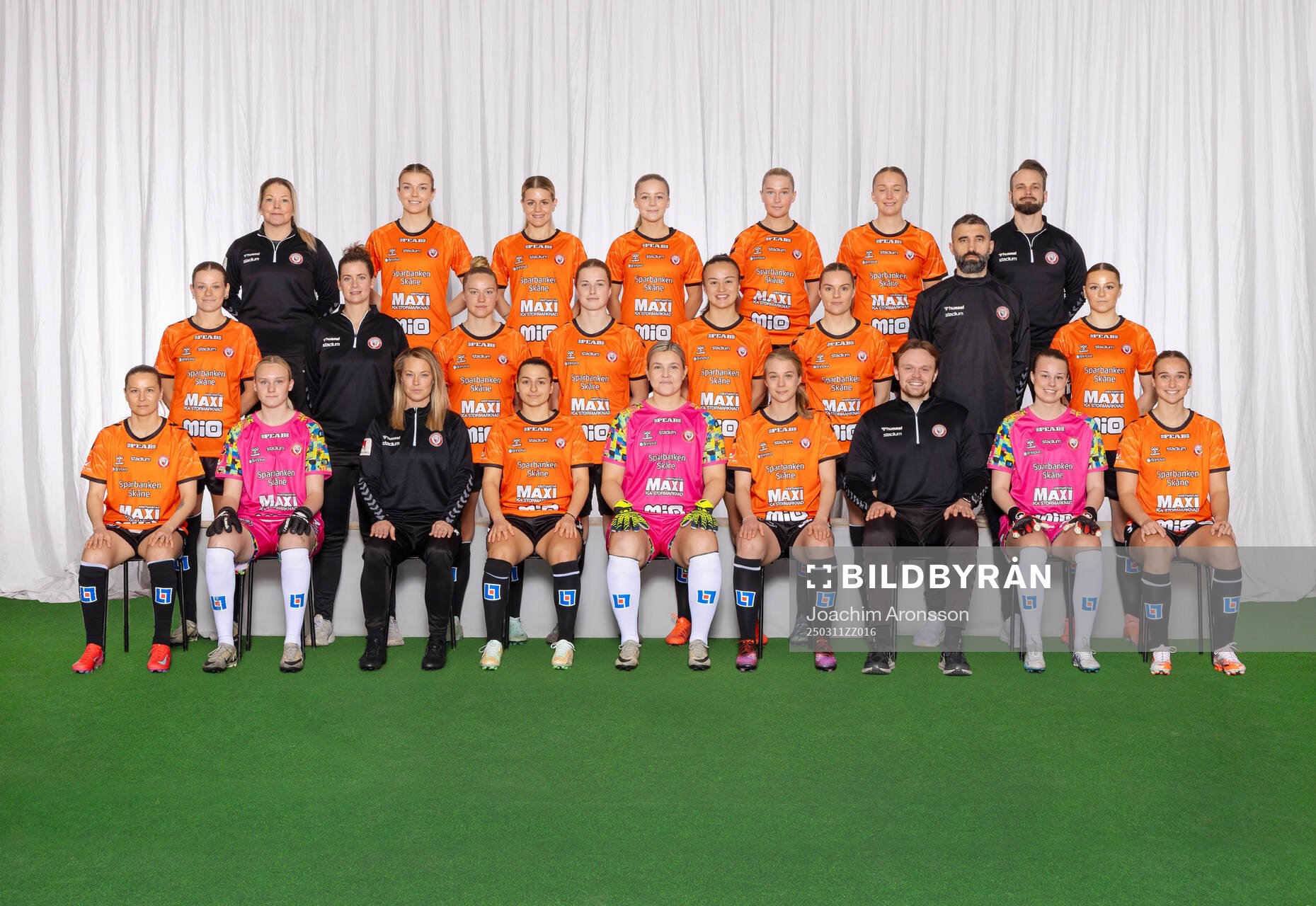 Kristianstad poserar för en lagbild den 11 mars 2025 i Kristianstad. Bakre ledet från vänster: Assisterande tränare Sandra Wuopio, Beata Olsson, Tilda Persson, Agnes Pilblad, Tilda Sandén, Emmy Olofsson, lagledare Tobias Kristoffersson. Mittenledet från vänster: Sofia Reidy, fysioterapeut Frida Berlin, Mathilde Janzen, Emma Broddheimer, Amy Sayer, Gudny Arnadottir, målvaktstränare Bojan Jovic, Alice Egnér. Sittande från vänster: Emmi Alanen, Malva Mellblom, Huvudtränare Johanna Almgren, Emma Petrovic, Moa Olsson, Katla Tryggvadottir, huvudtränare Daniel Angergård, Emmy Thyberg, Alexandra Johannsdottir. Editors note: Bilden är retuscherad.