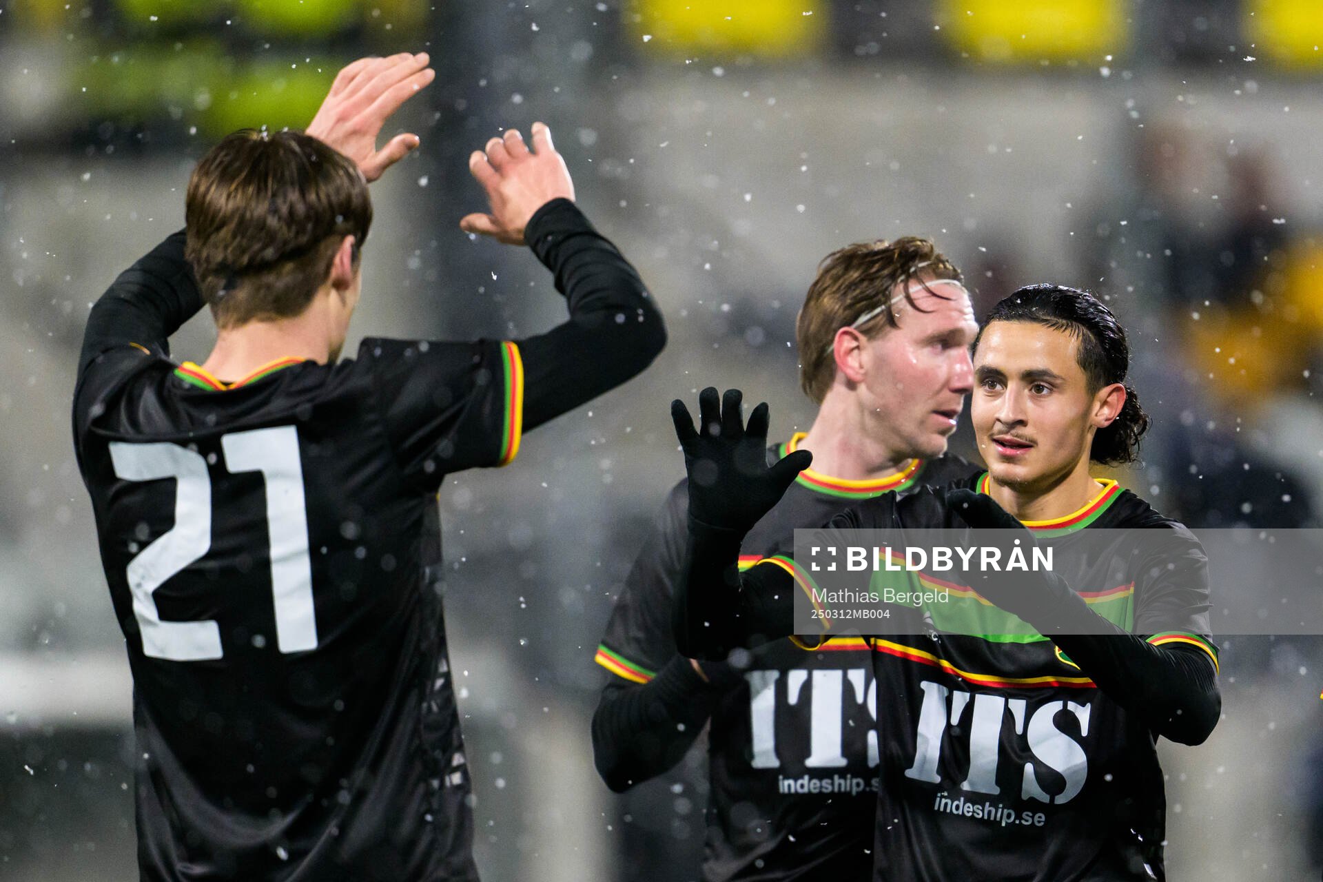 GAISs Axel Henriksson, August Wängberg, Filip Gustafsson jublar efter 0-1 under träningsmatchen i fotboll mellan Utsikten och GAIS den 12 mars 2025 i Göteborg.