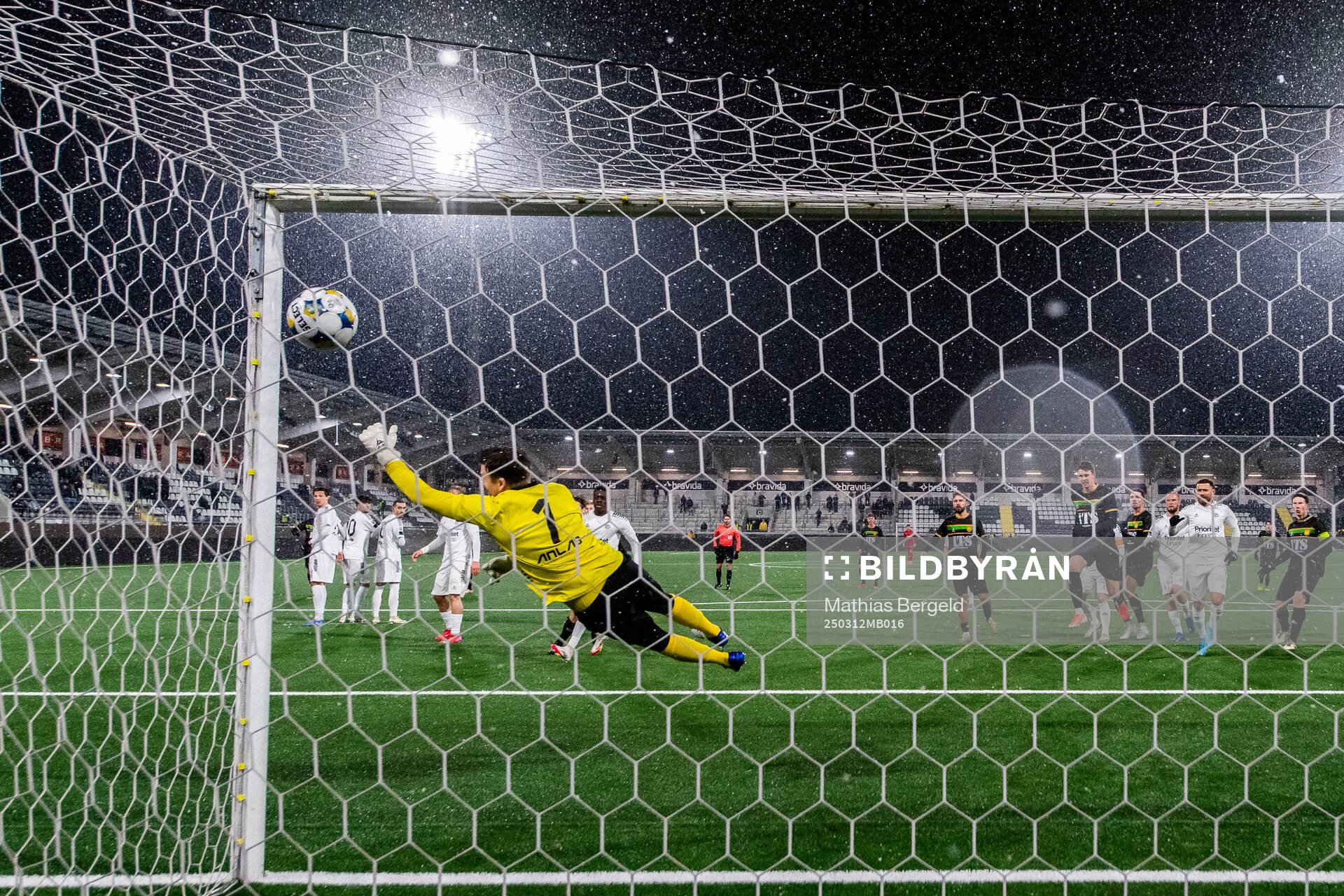GAIS Gustav Lundgren (ej i bild) gör 0-2 bakom Utsiktens målvakt Oliver Gustafsson under träningsmatchen i fotboll mellan Utsikten och GAIS den 12 mars 2025 i Göteborg.
