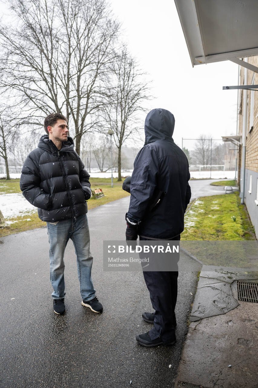 Elfsborgs Besfort Zeneli pratar med en släkting under en fotografering den 12 mars 2025 i Borås. 