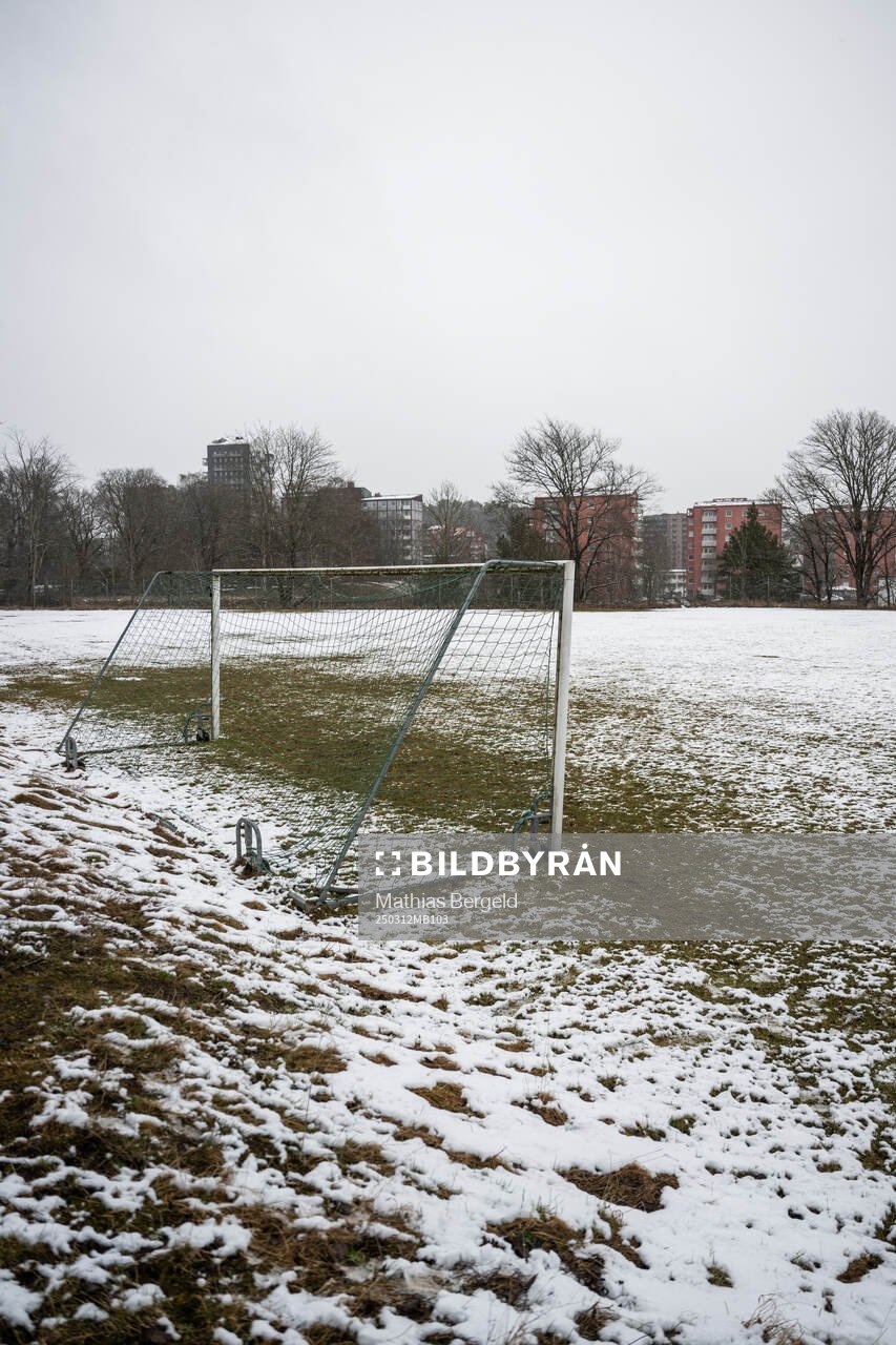 Ett fotbollsmål på en gräsplan med snö under en fotografering den 12 mars 2025 i Borås. 