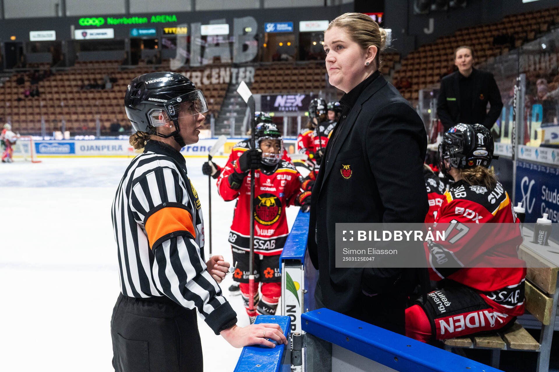 Domare Anna Hammar och Luleås tränare Melinda Olsson