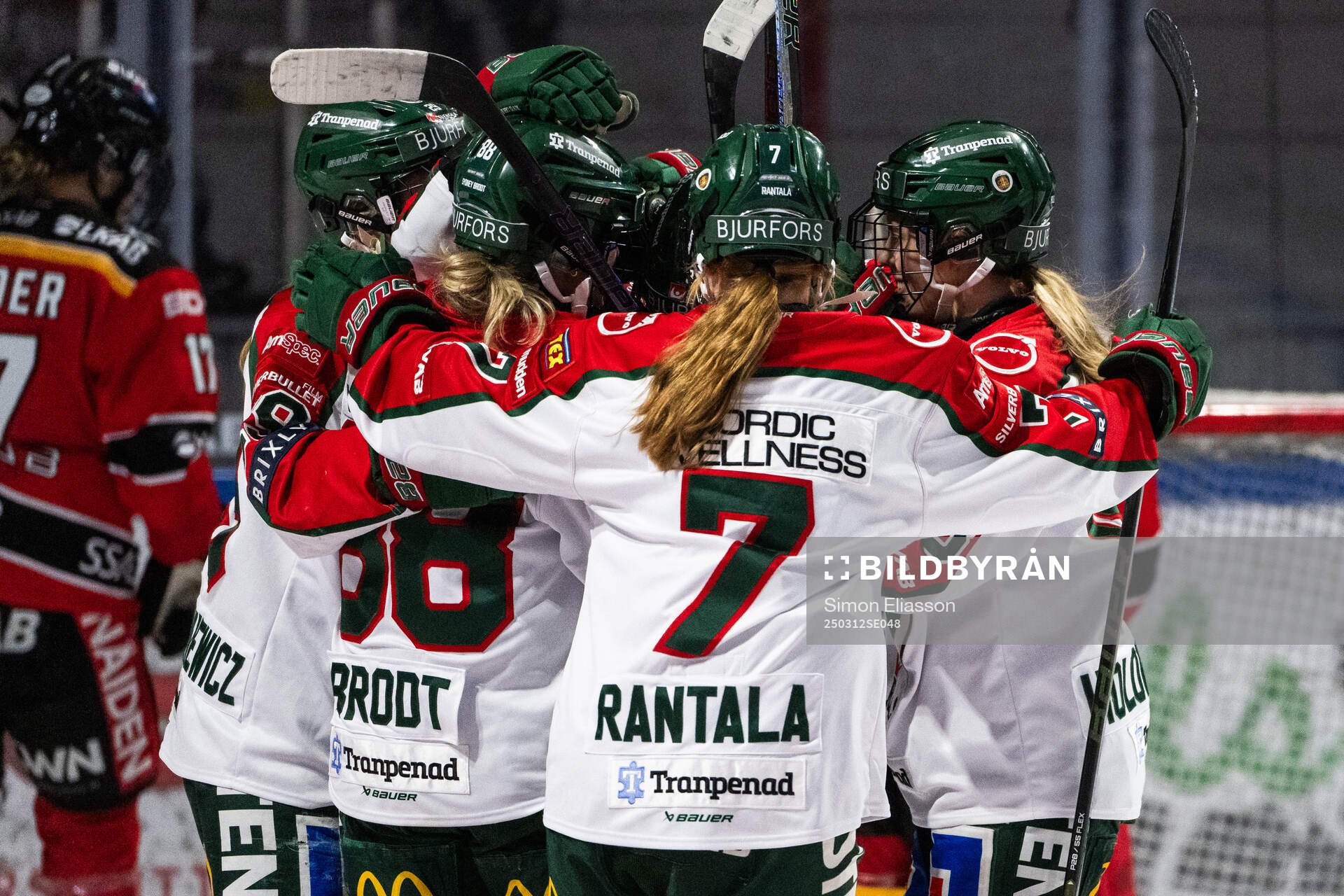 Frölundas Michelle Karvinen jublar med lagkamrater