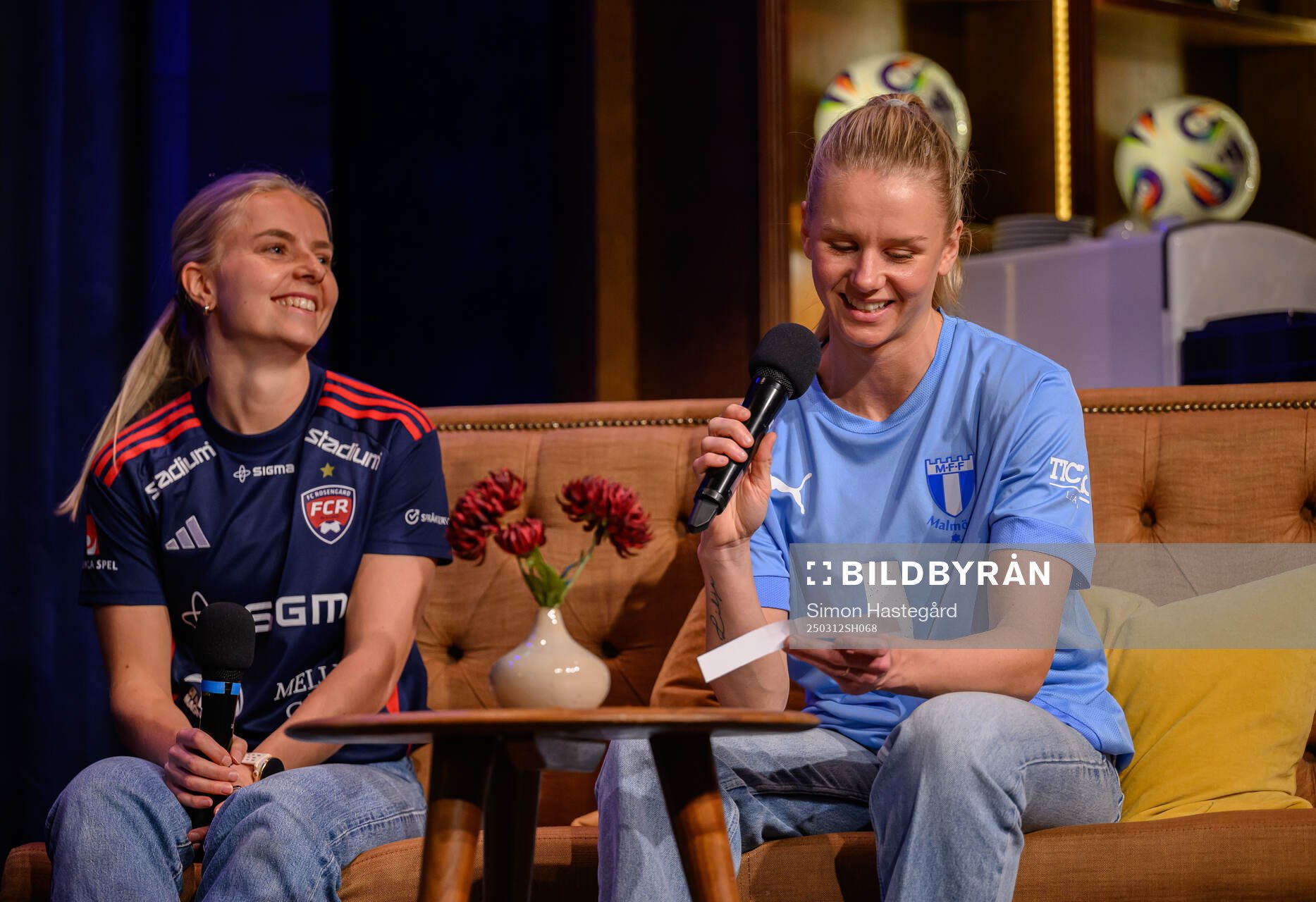 Rosengårds Emilie Woldvik och Malmö FFs Nellie Lilja intervjus på scen under Damallsvenskans upptaktsträff den 12 mars 2025 i Stockholm. 
