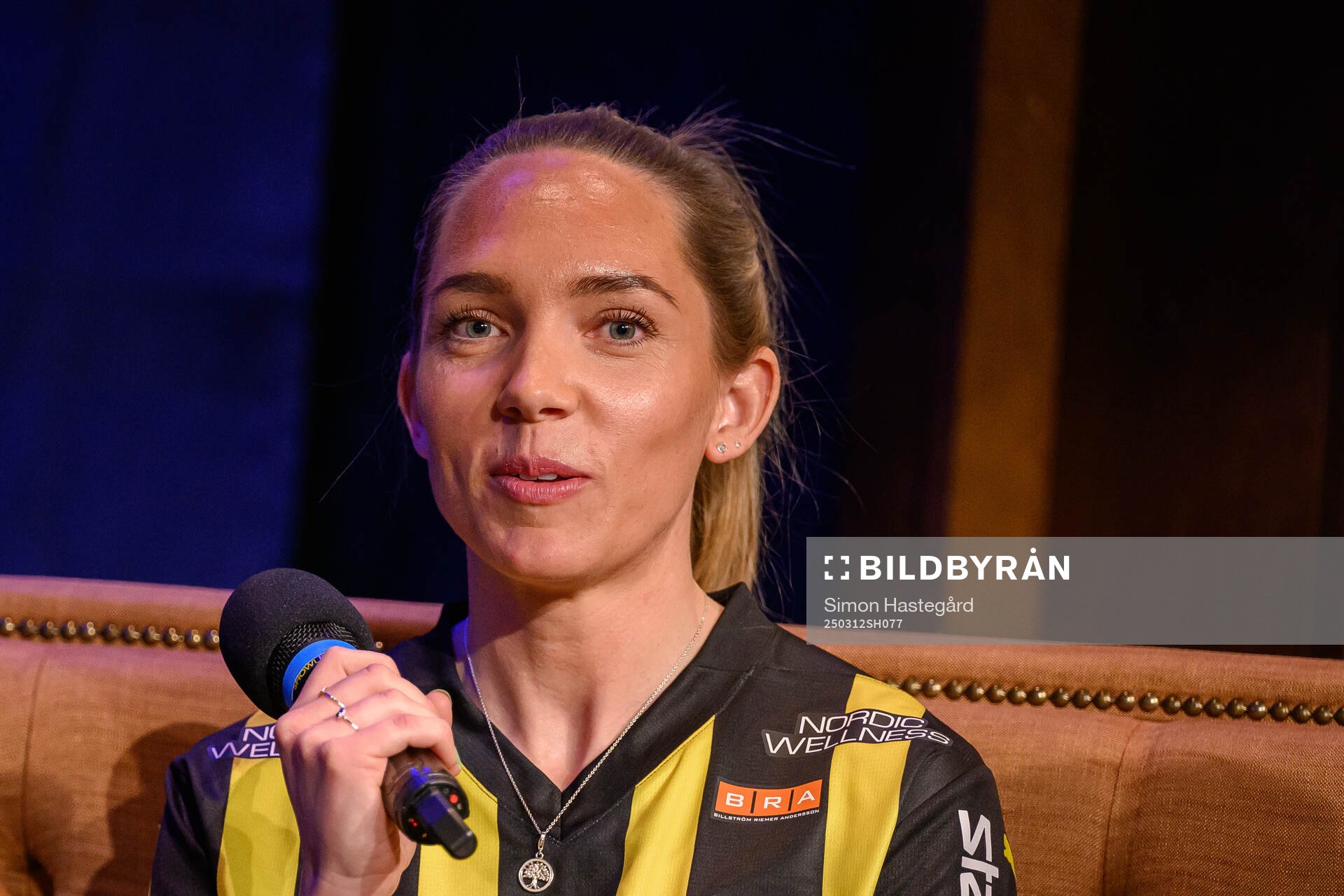 Häckens Elin Rubensson intervjuvas på scen
