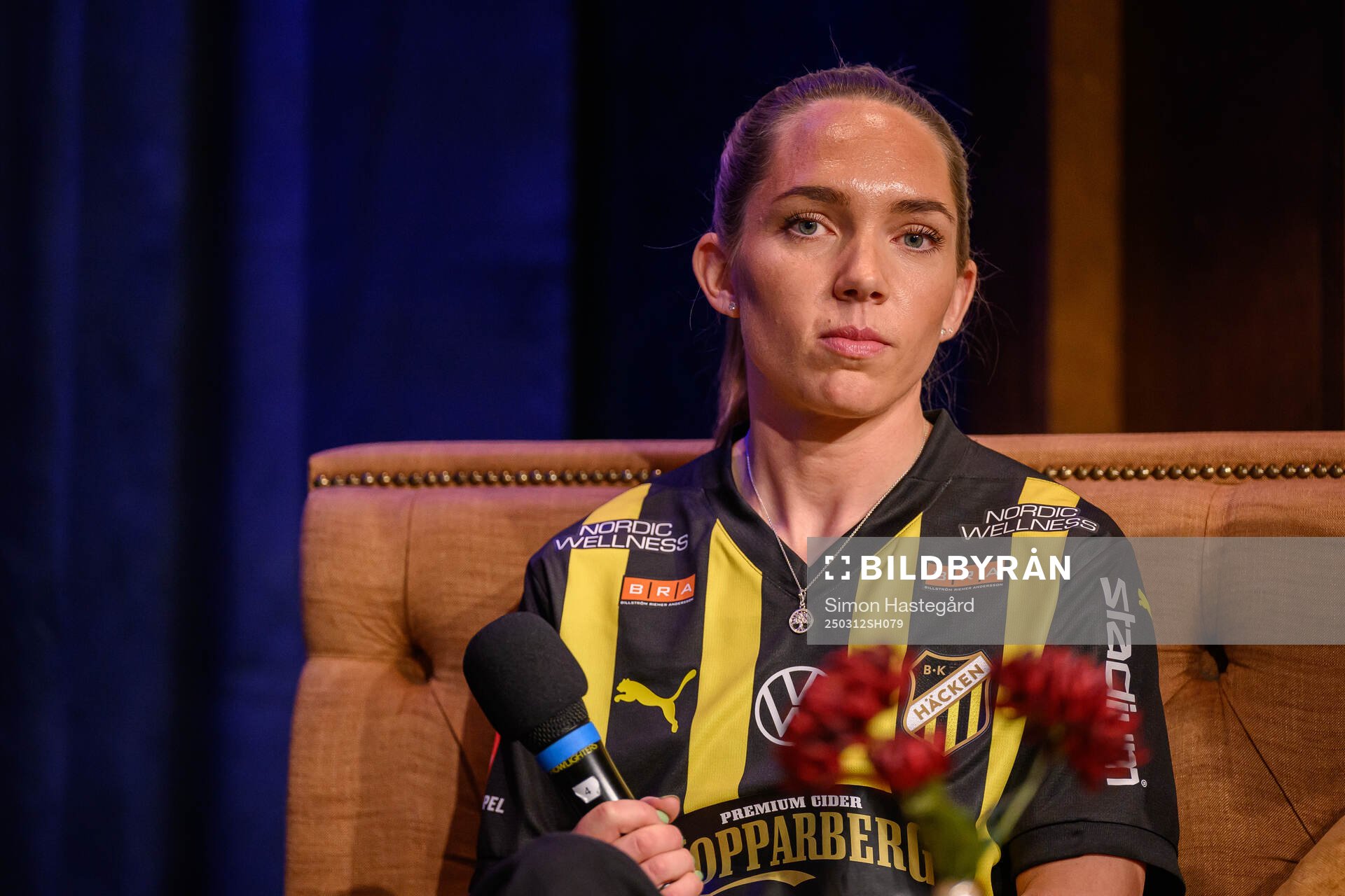Häckens Elin Rubensson intervjuvas på scen