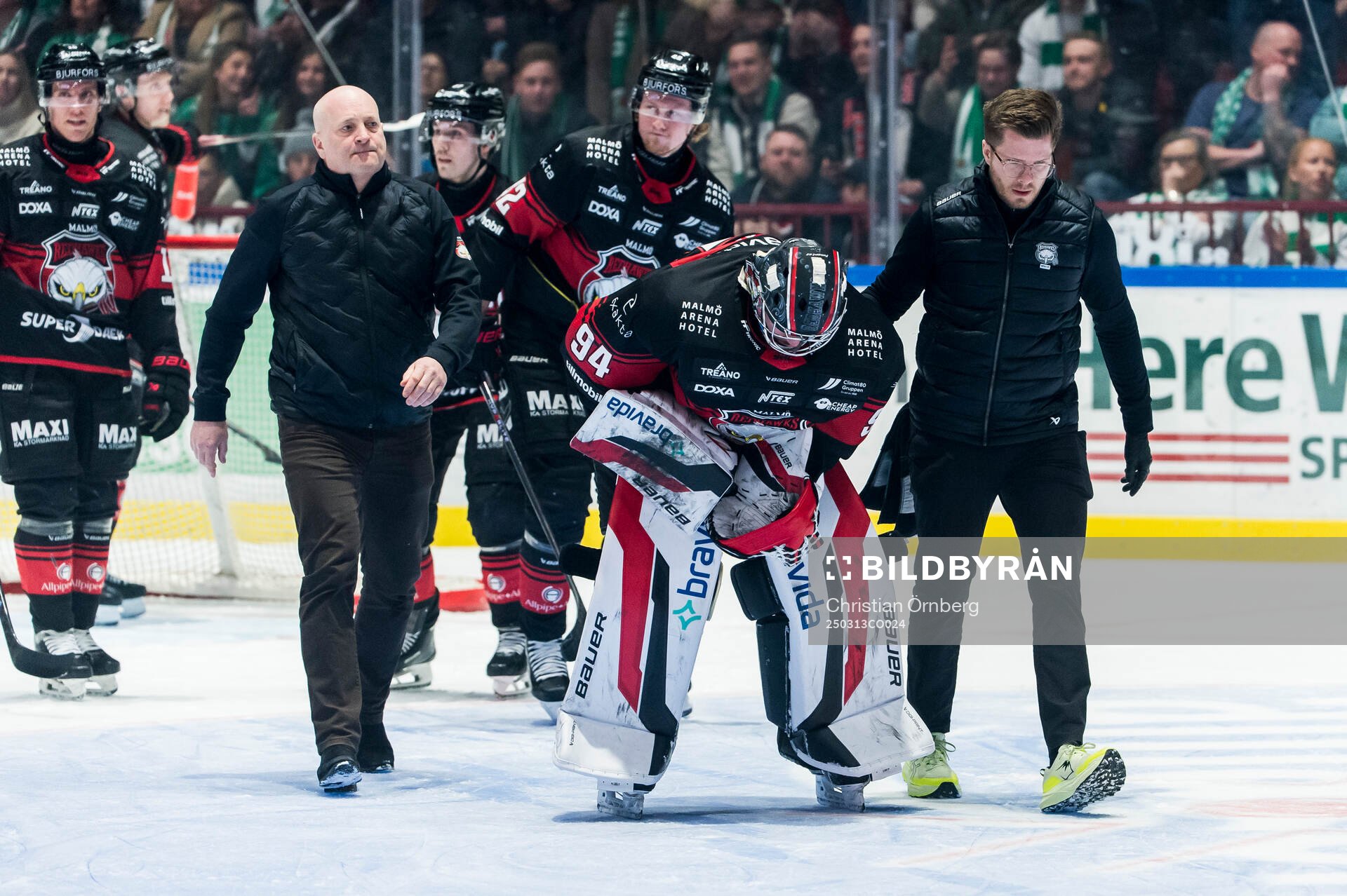 Malmö Redhawks Marek Langhamer har ont och lämnar planen