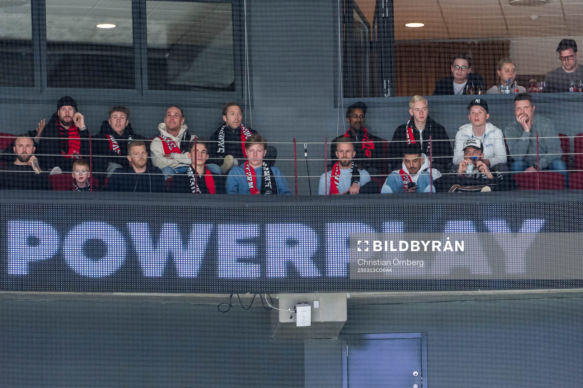 Delar av Malmö FFs herrlag på läktaren