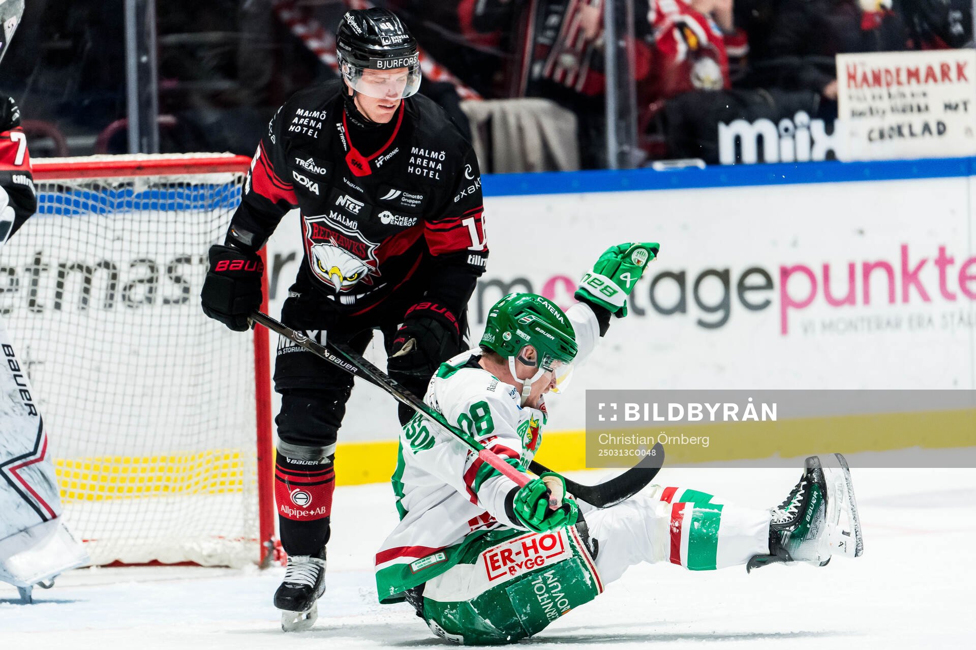 Malmö Redhawks Matias Lassen och Rögles Anton Bengtsson