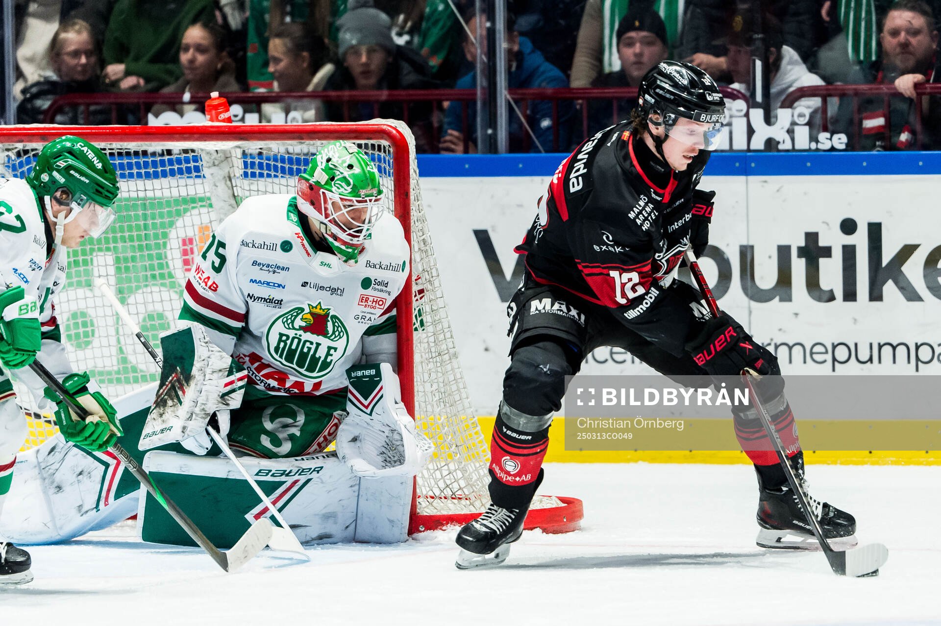 Rögles målvakt Arvid Holm och Malmö Redhawks Linus Öberg