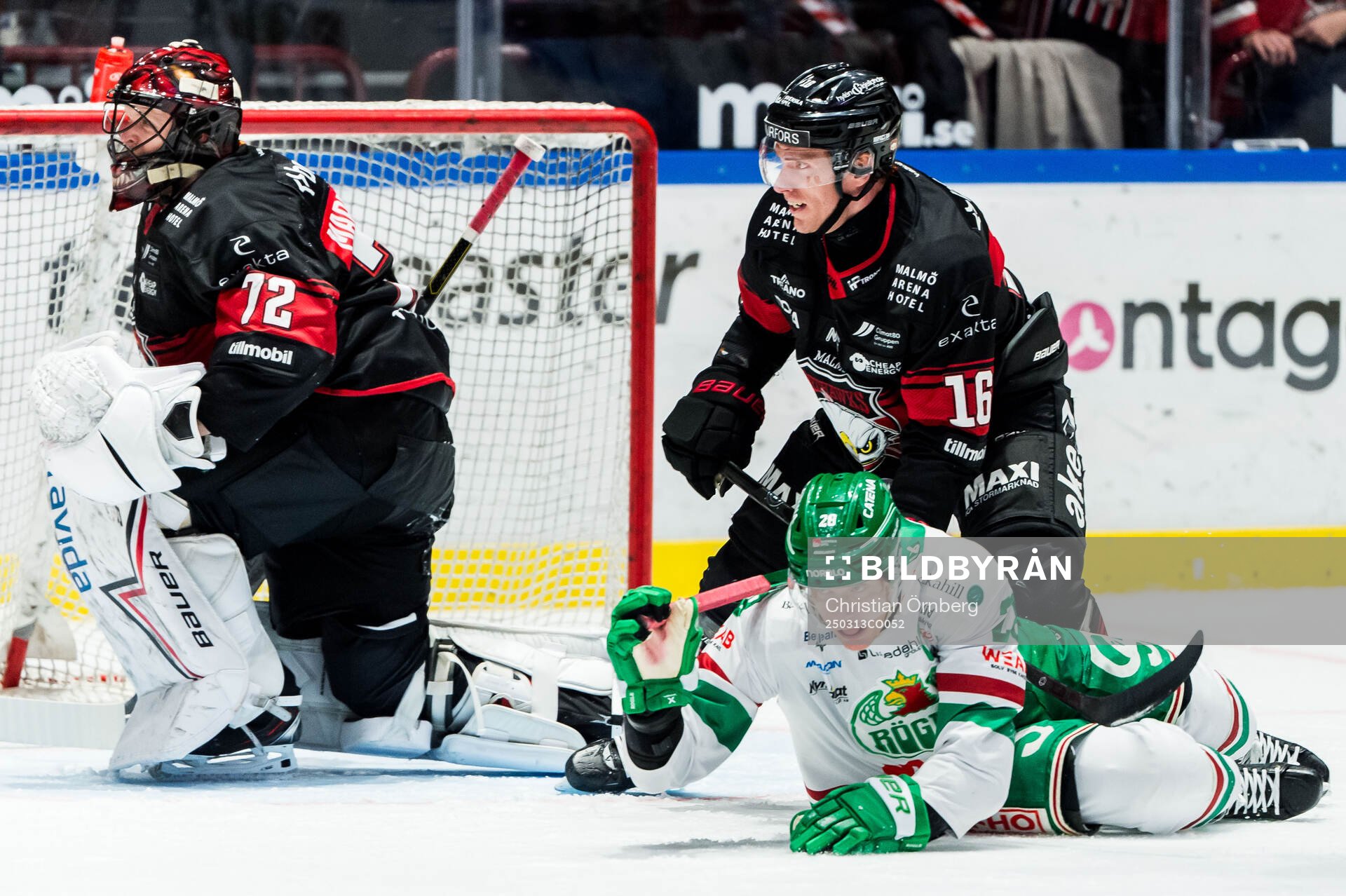 Rögles Linus Sandin och Malmö Redhawks målvakt Daniel