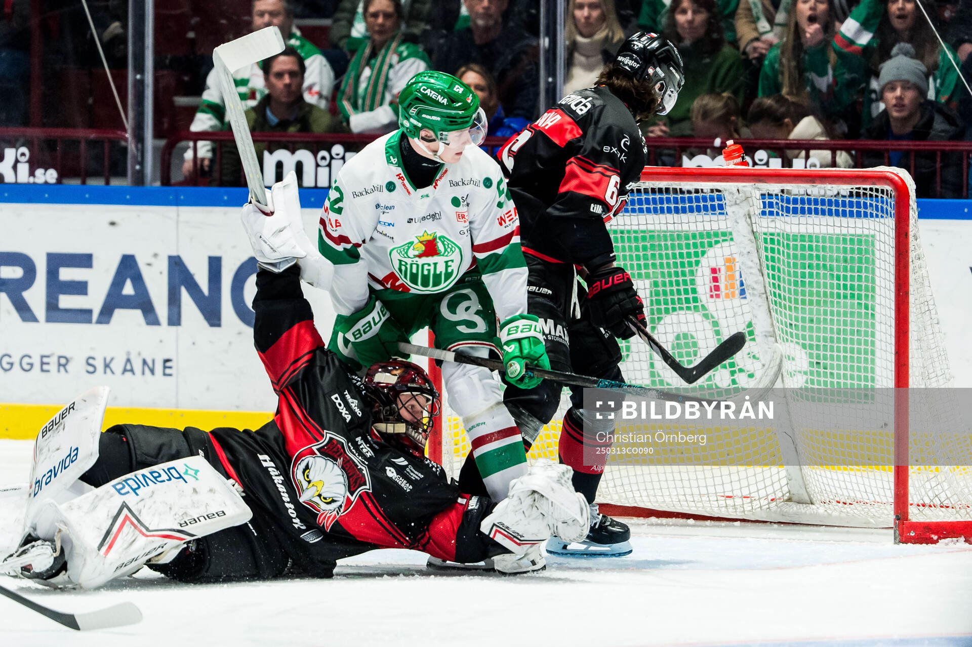 Rögles Felix Nilsson och Malmö Redhawks målvakt Daniel