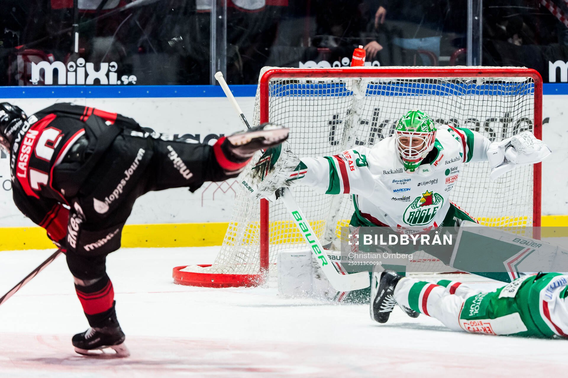Malmö Redhawks Matias Lassen och Rögles målvakt Arvid