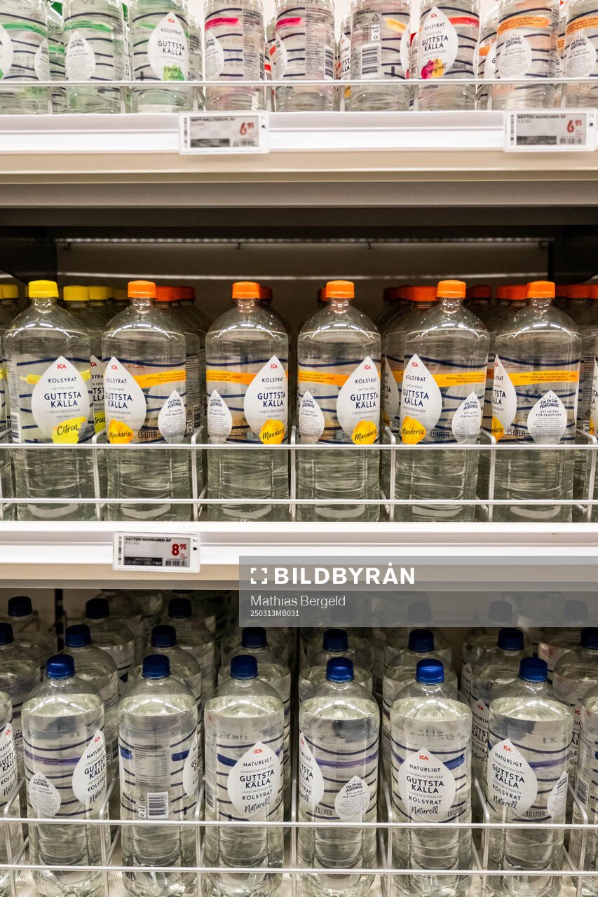 Vatten på flaska i en butikshylla