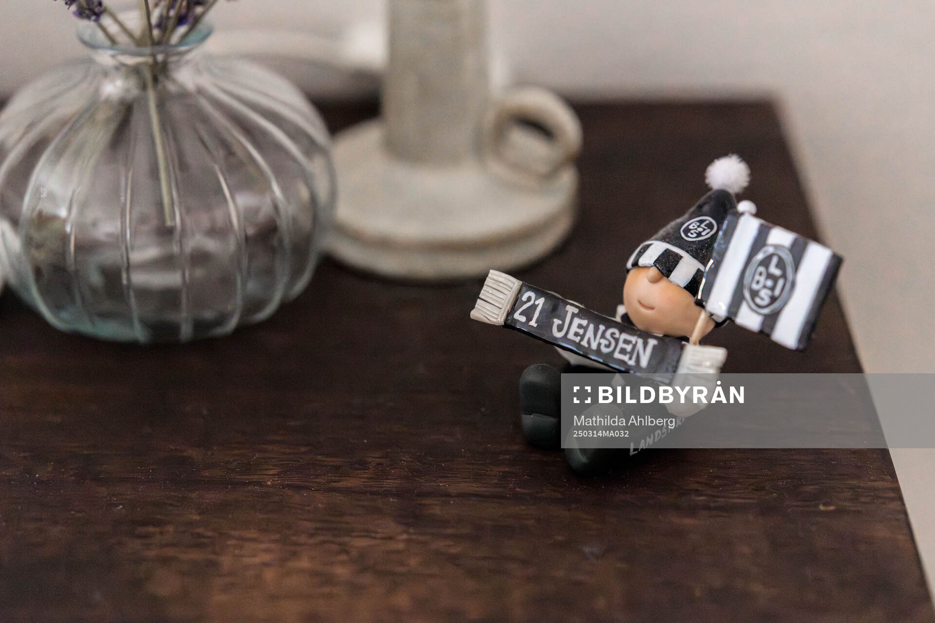 Landskronas Kevin Jensens sängbord med en miniatyr figur