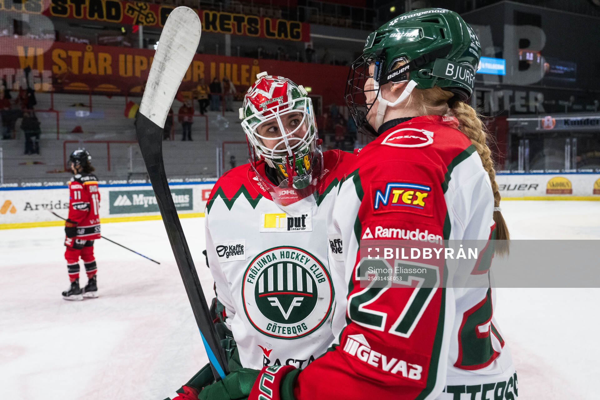 Frölundas målvakt Stephanie Neatby och Linnéa Pettersson