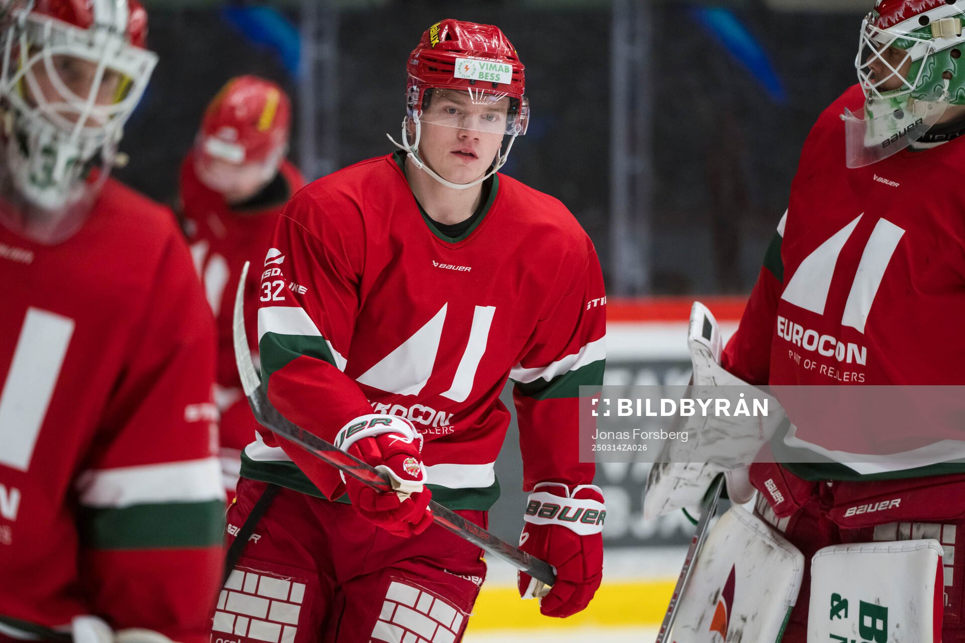 Modos Theodor Niederbach innan ishockeymatchen i kvalet