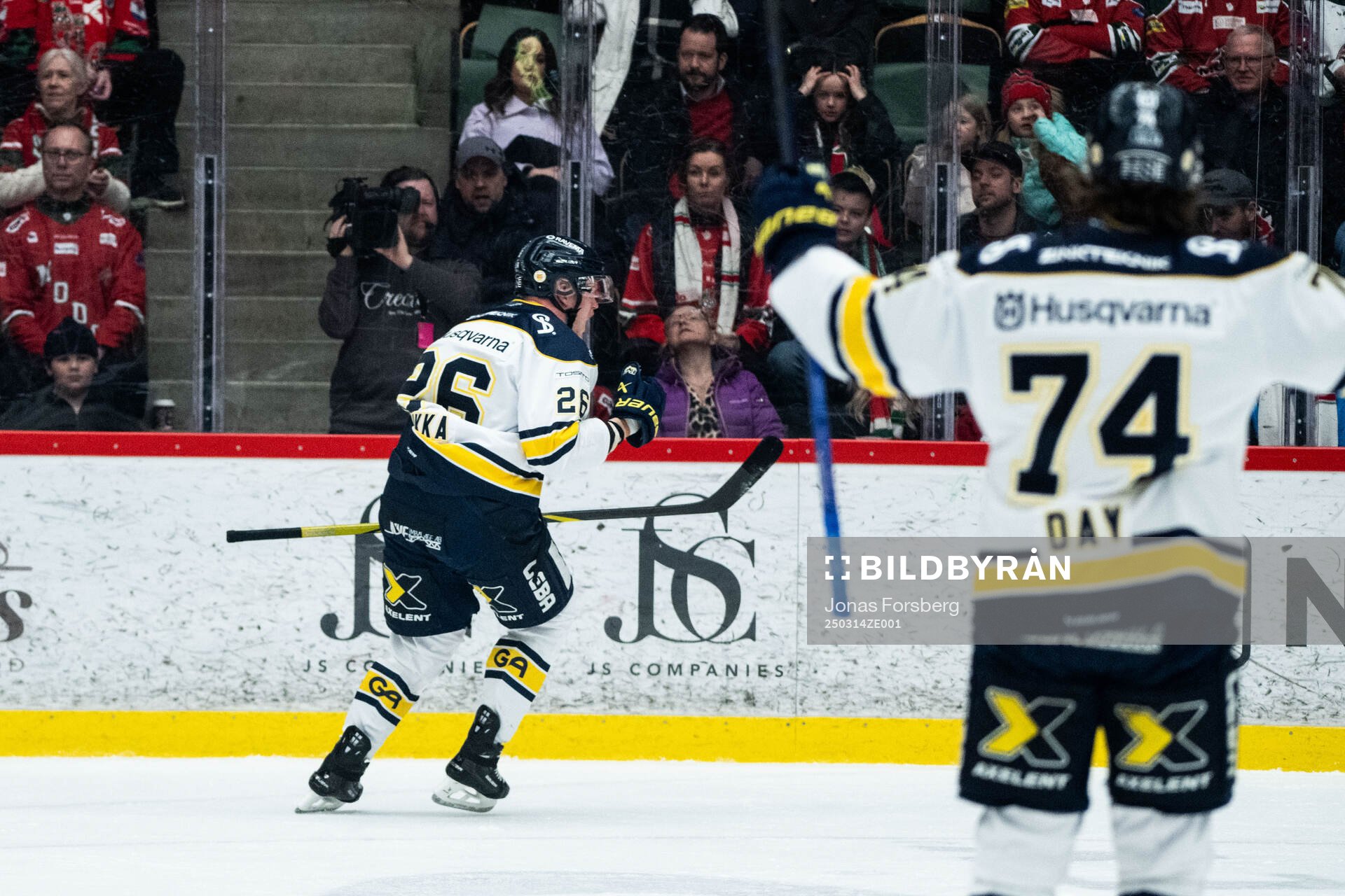 250314 HV71s Tommi Tikka jublar