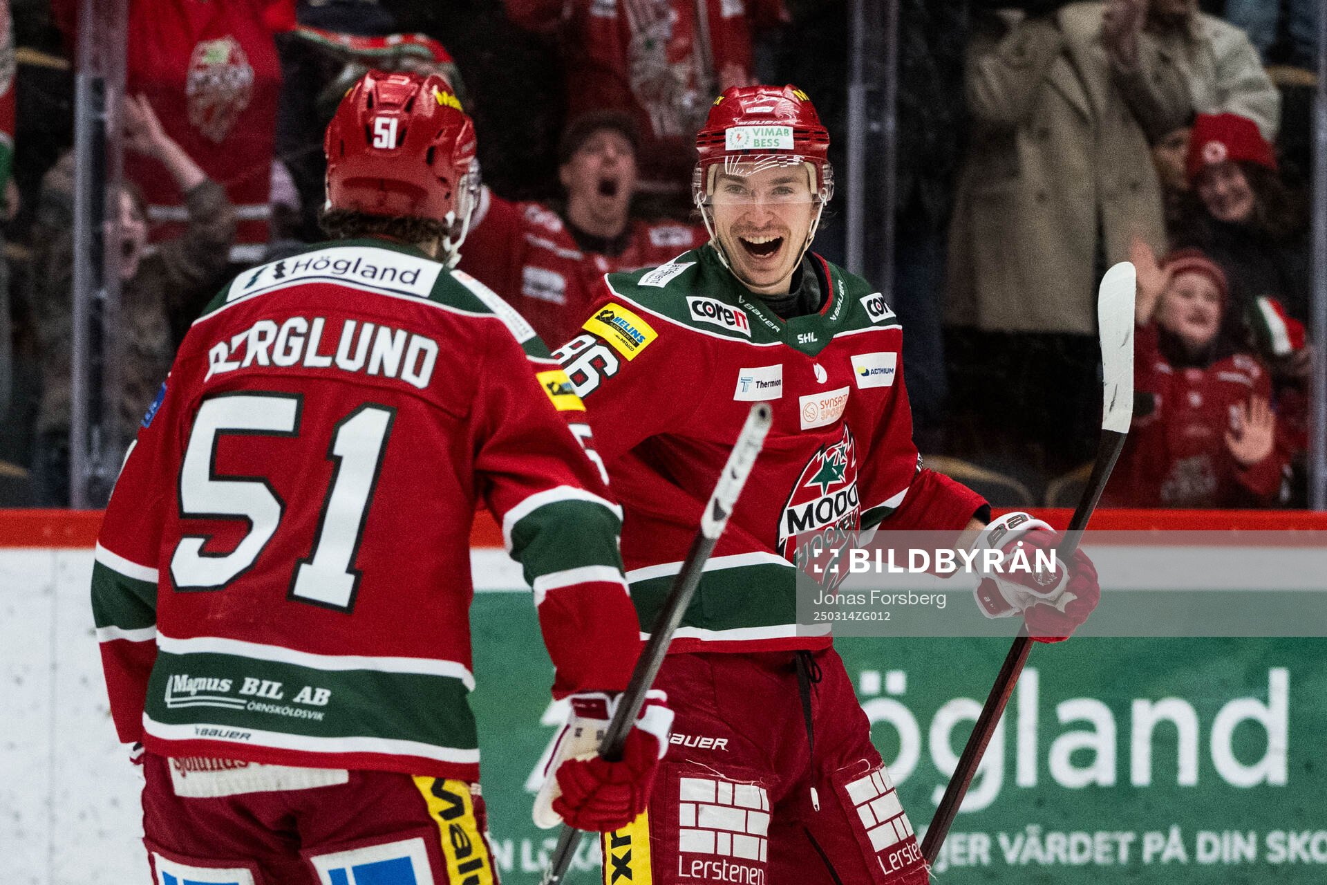 Modos Lukas Jasek jublar med Victor Berglund