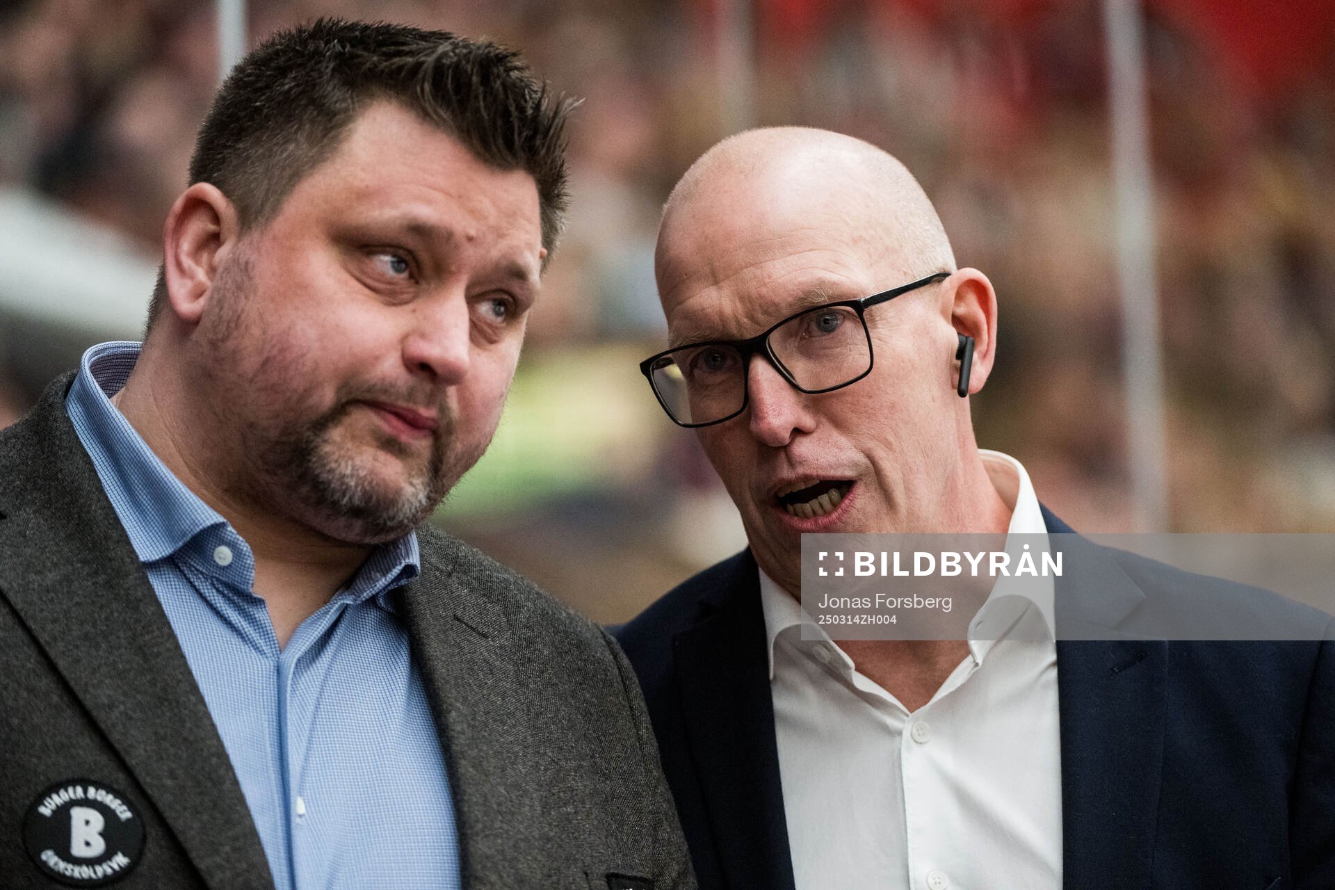 Modos tränare Mattias Karlin och assisterande tränare