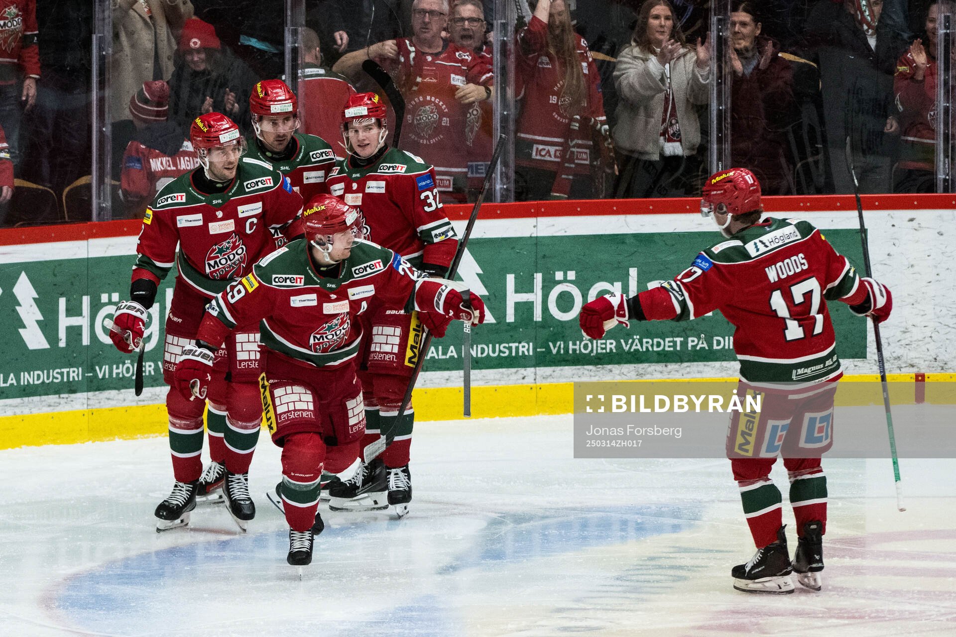 Modos Mikkel Aagaard jublar med lagkamrater