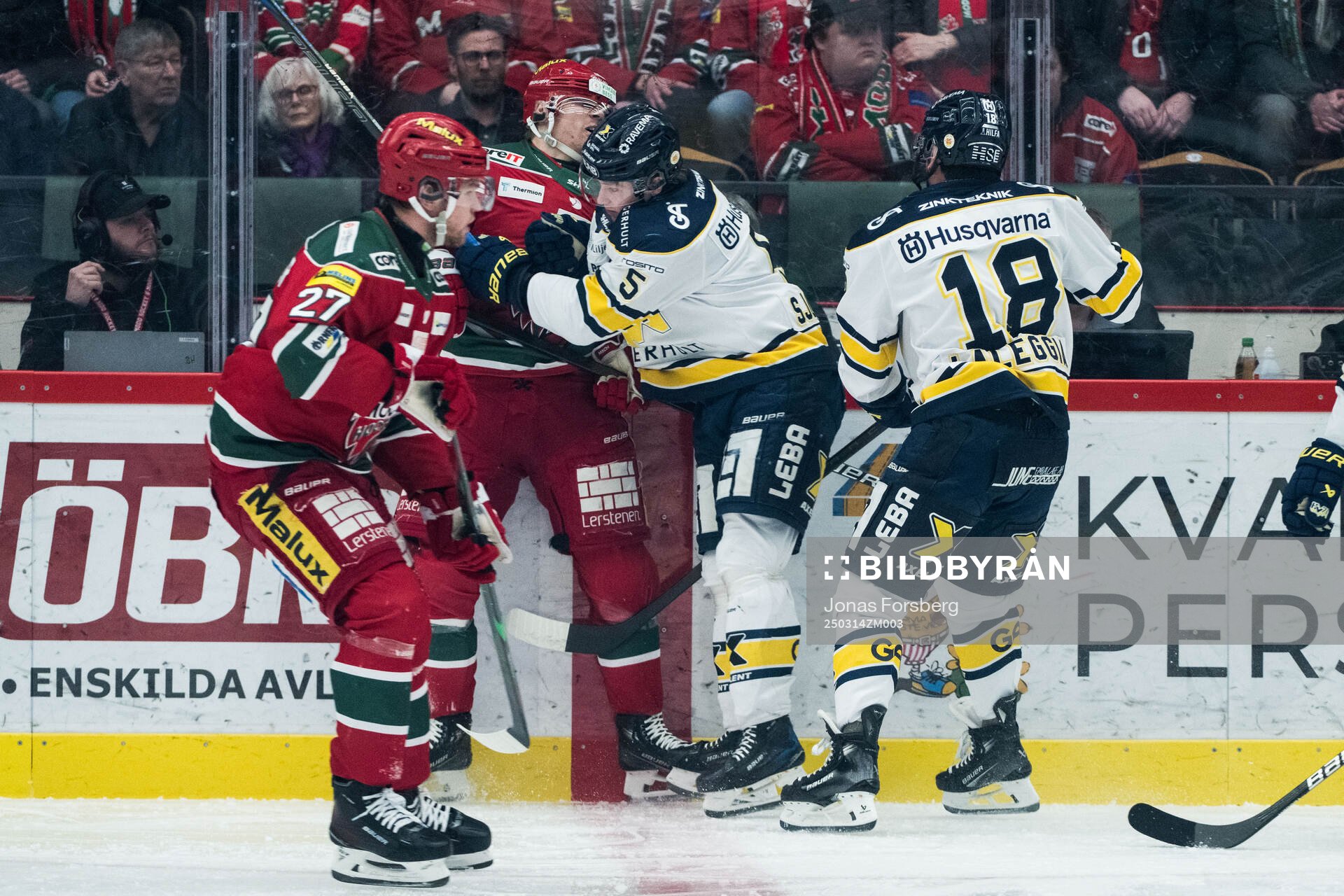 Modos Mikkel Aagaard och HV71s Victor Sjöholm