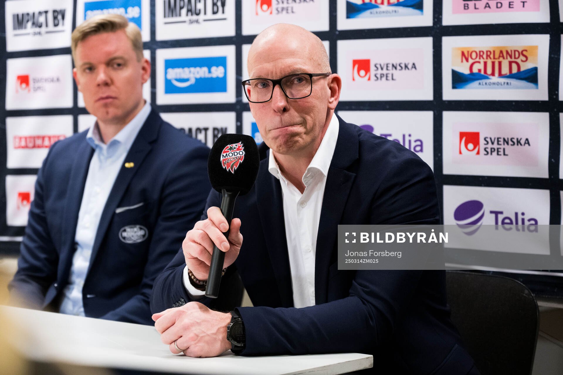 HV71s tränare Anton Blomqvist och Modos assisterande