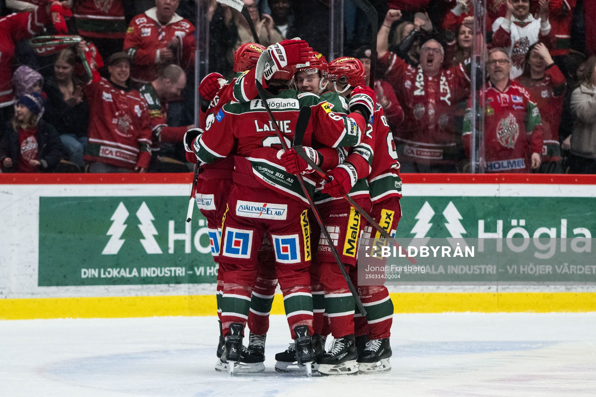 Modos Tobias Winberg jublar med lagkamrater