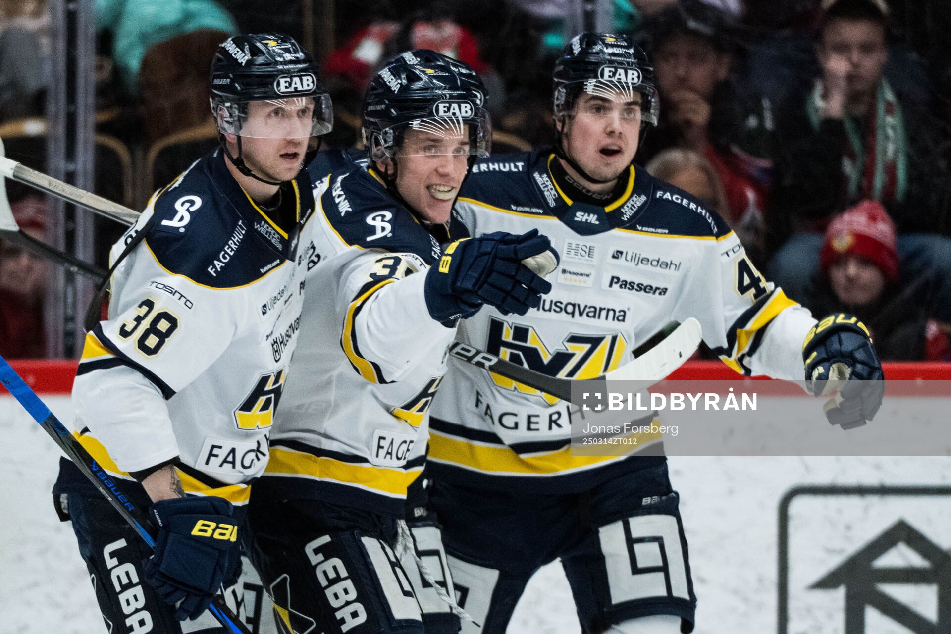 HV71s Jamiro Reber jublar med Olle Alsing och Joona Luoto