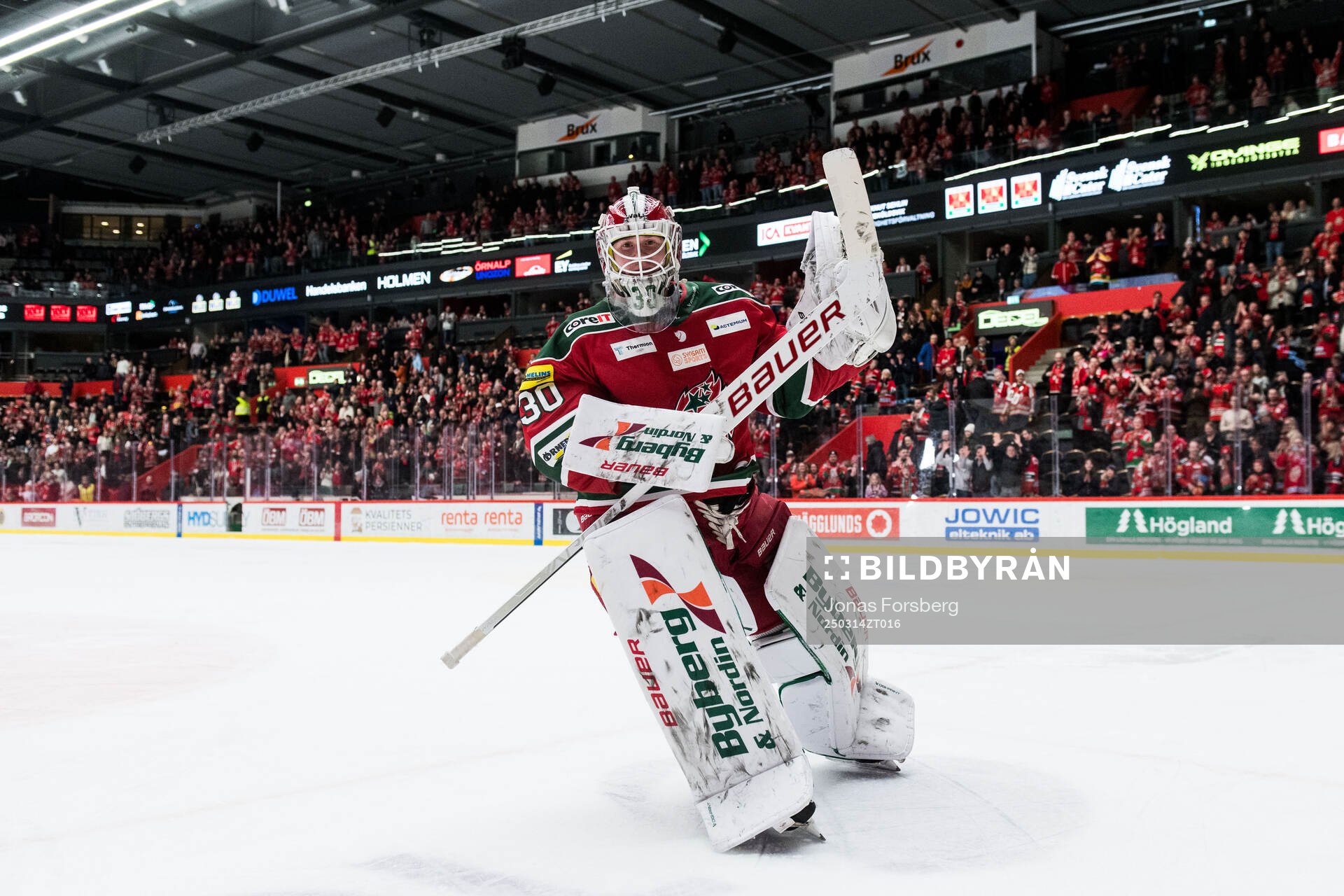 Modos målvakt Lassi Lehtinen jublar
