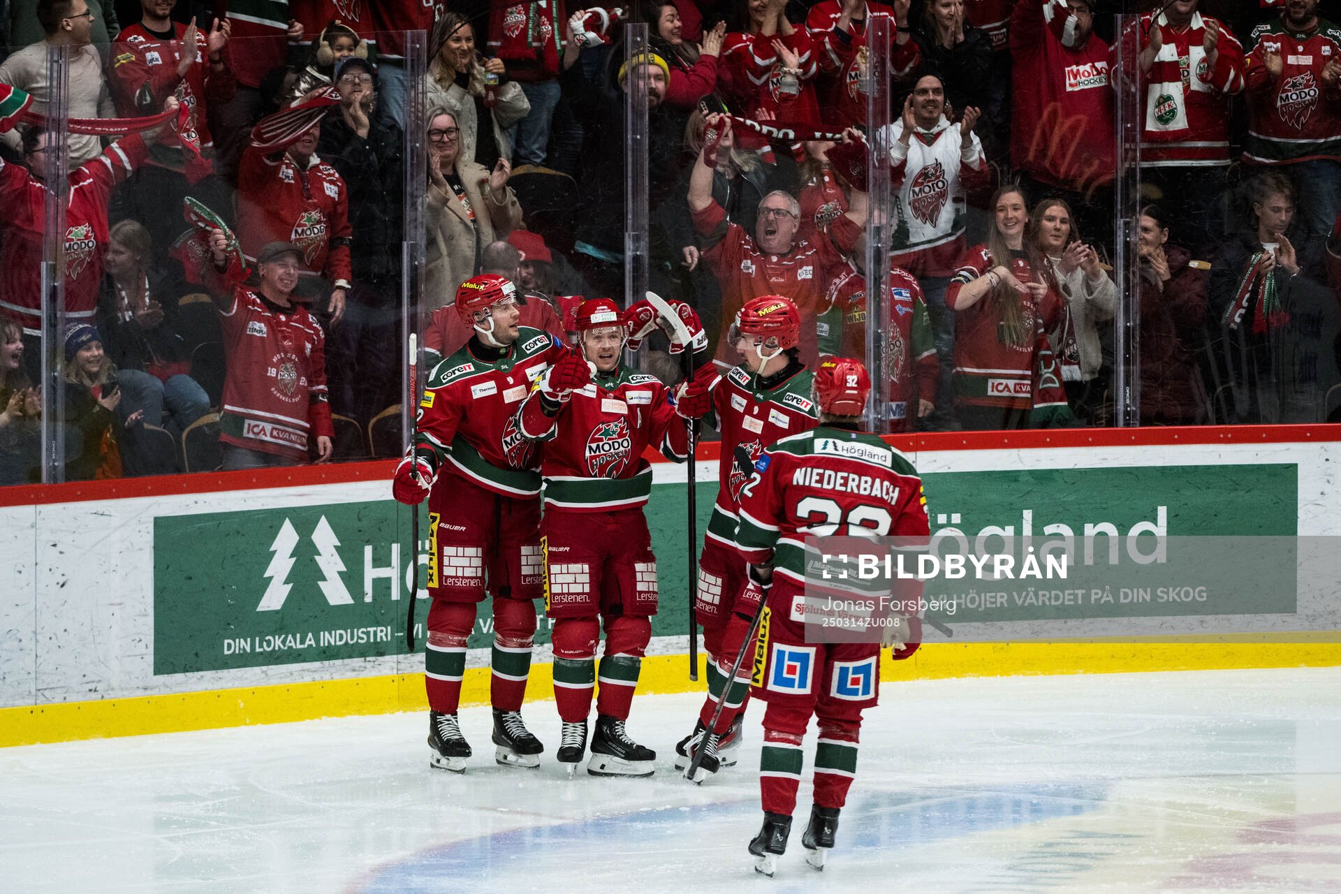Modos Mikkel Aagaard jublar med lagkamrater