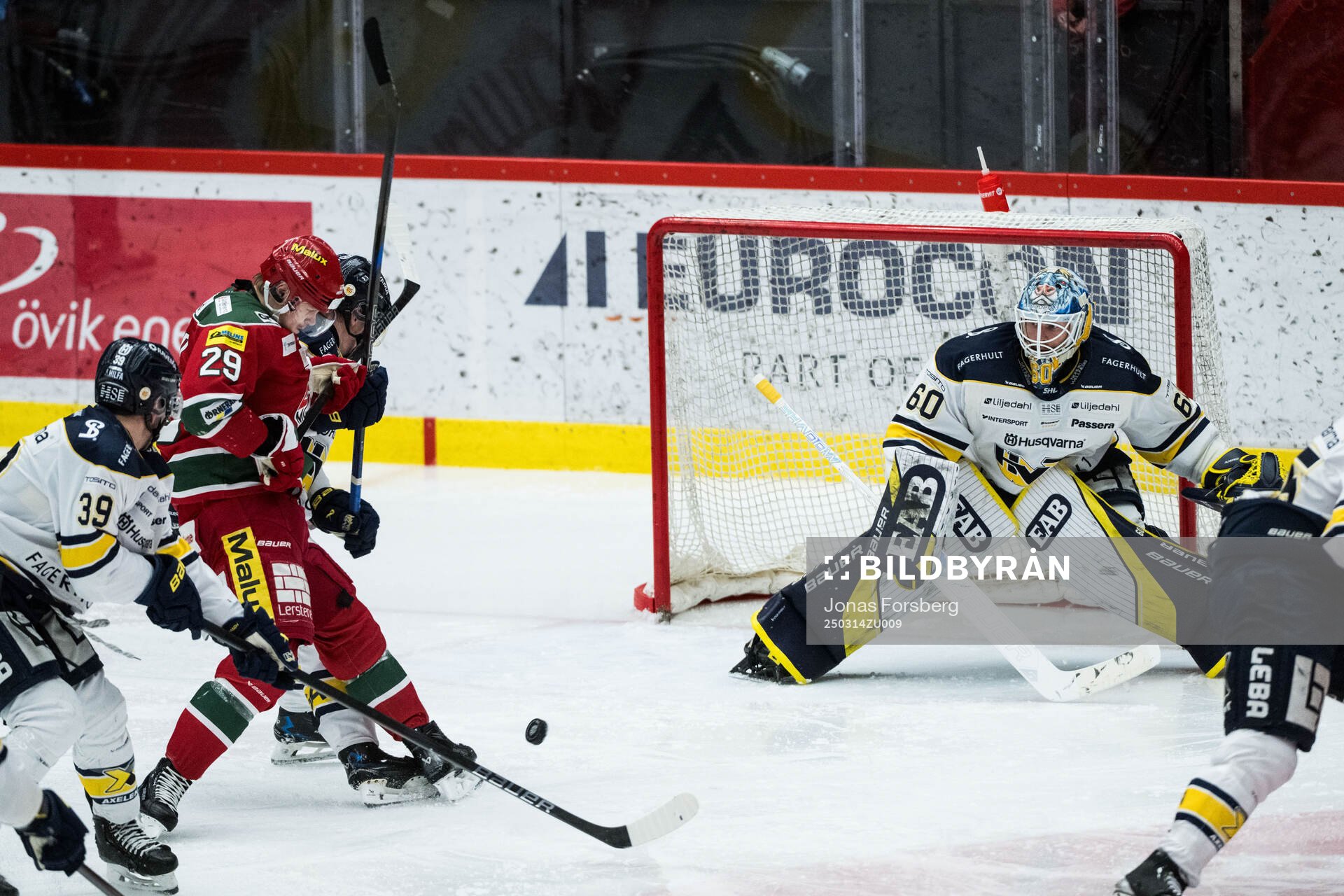 Modos Mikkel Aagaard och HV71s målvakt Hugo Alnefelt