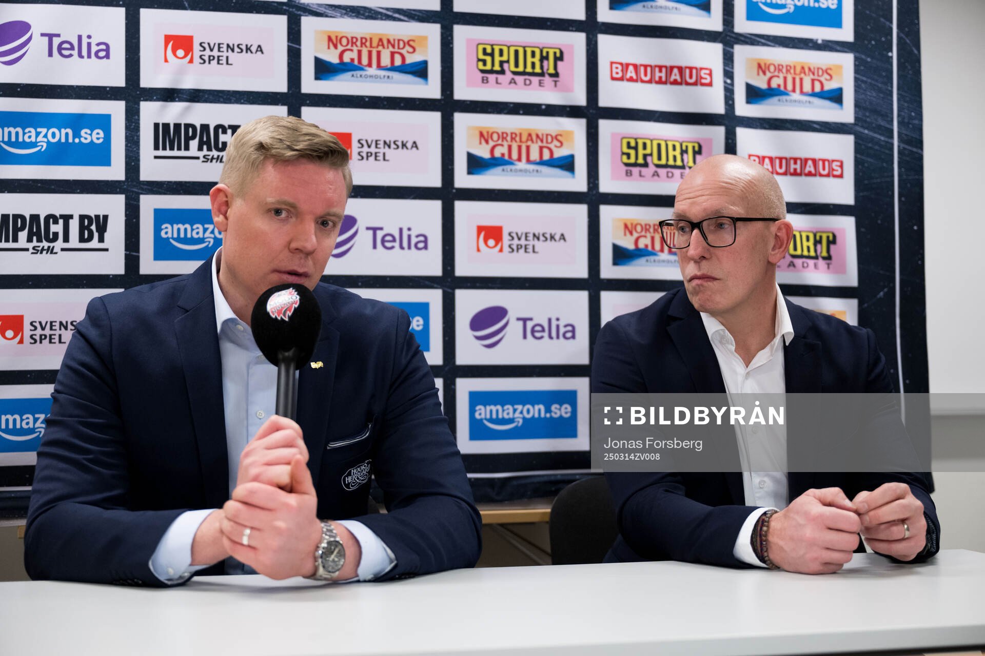 HV71s tränare Anton Blomqvist och Modos assisterande