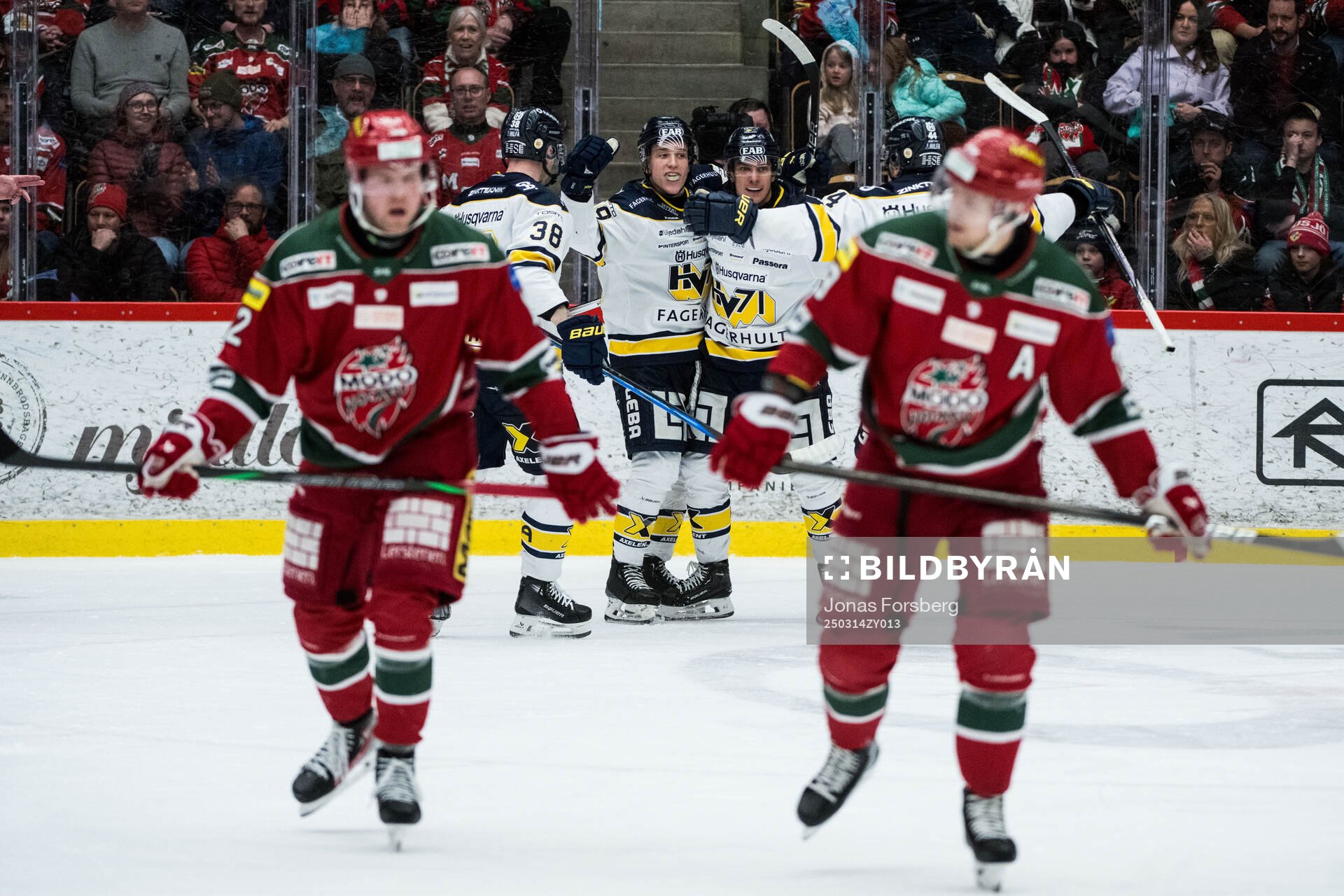 HV71s Jamiro Reber jublar med Andre Petersson