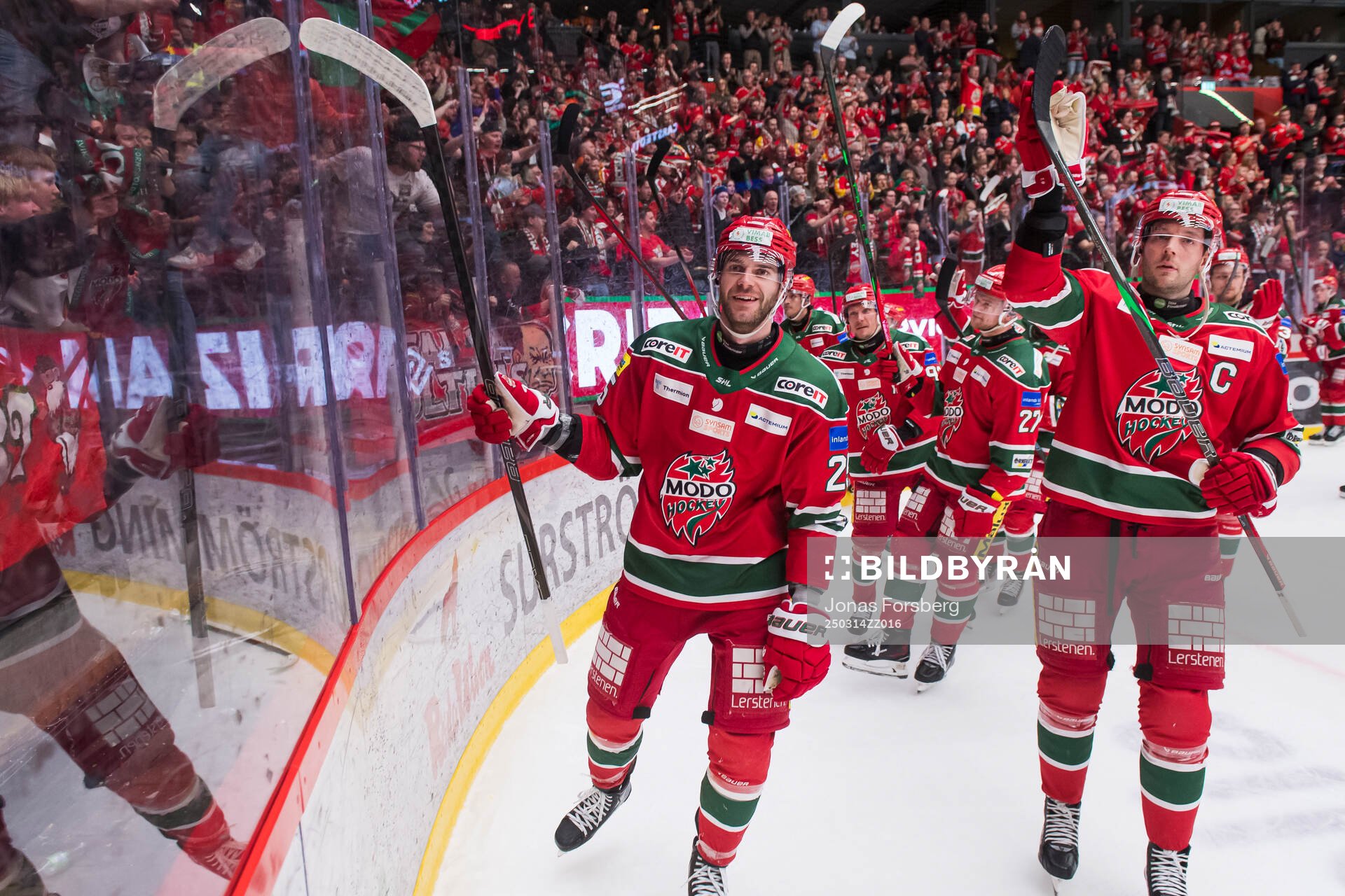 Modos Sam Vigneault och David Rundblad jublar