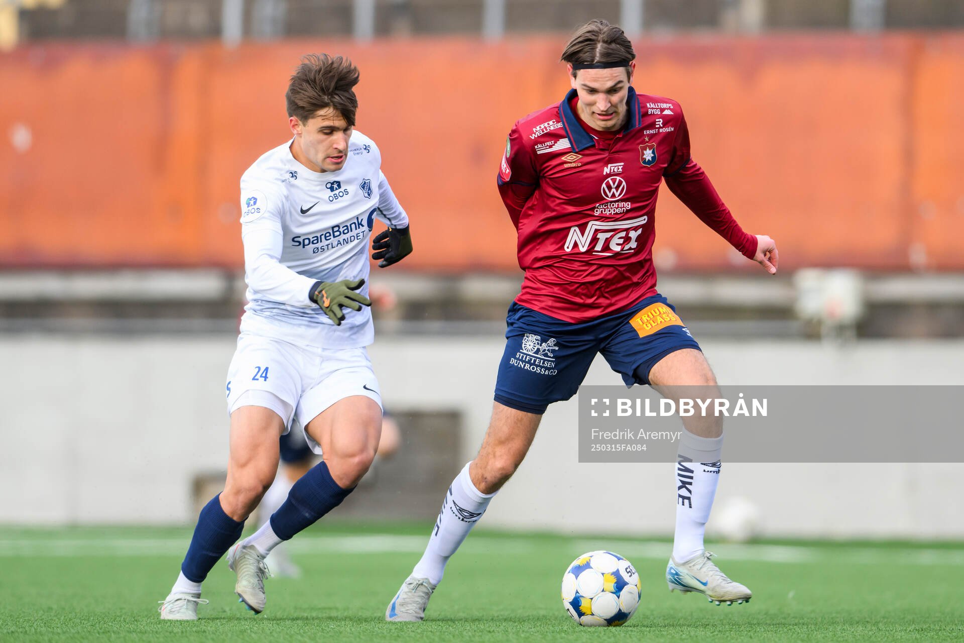 Stabæks Kaloyan Kostadinov och Örgrytes Noah Christoffersson under träningsmatchen i fotboll mellan Örgryte och Stabæk den 15 mars 2025 i Göteborg.