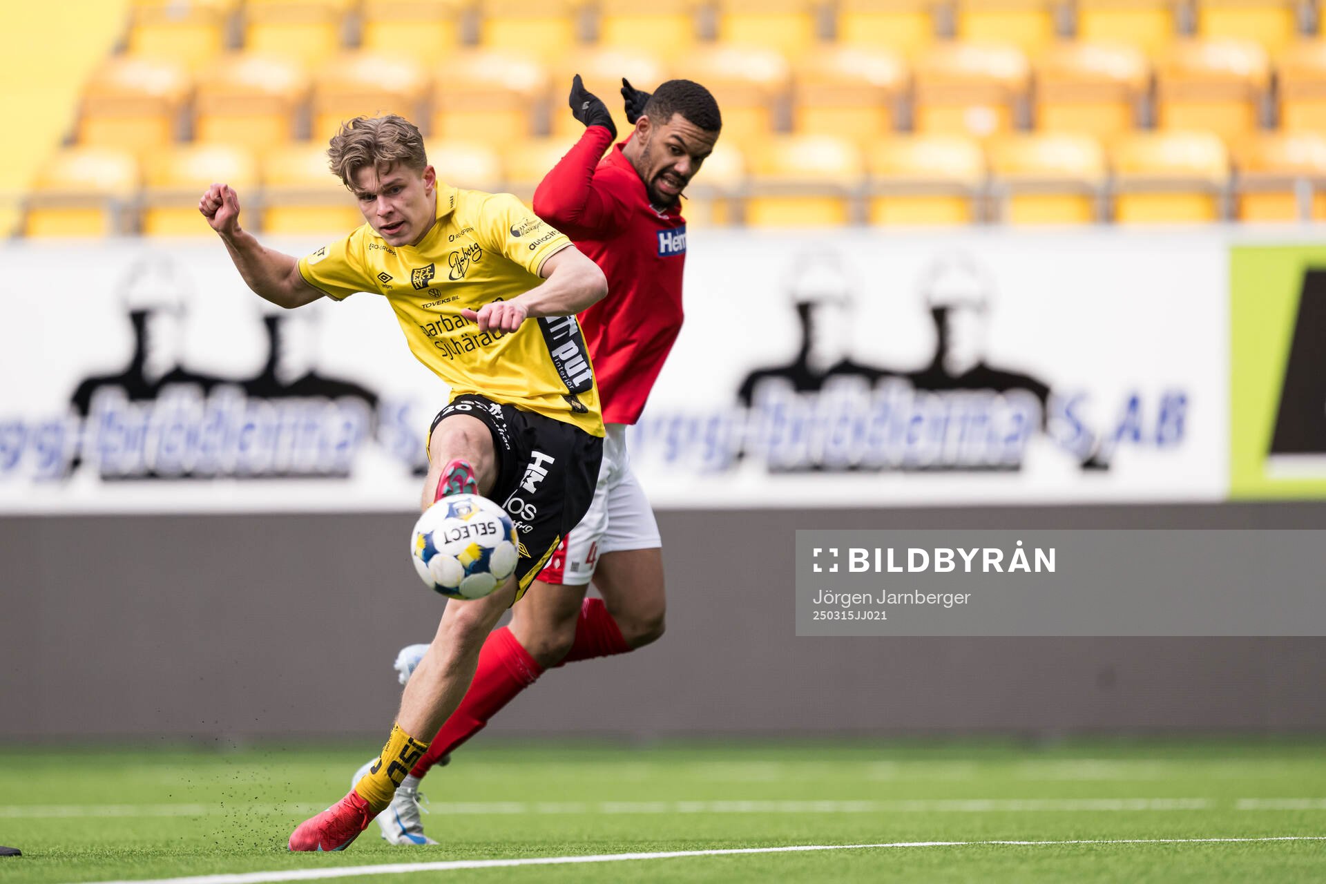 Elfsborgs Gottfrid Rapp och Degerfors Leon Hien