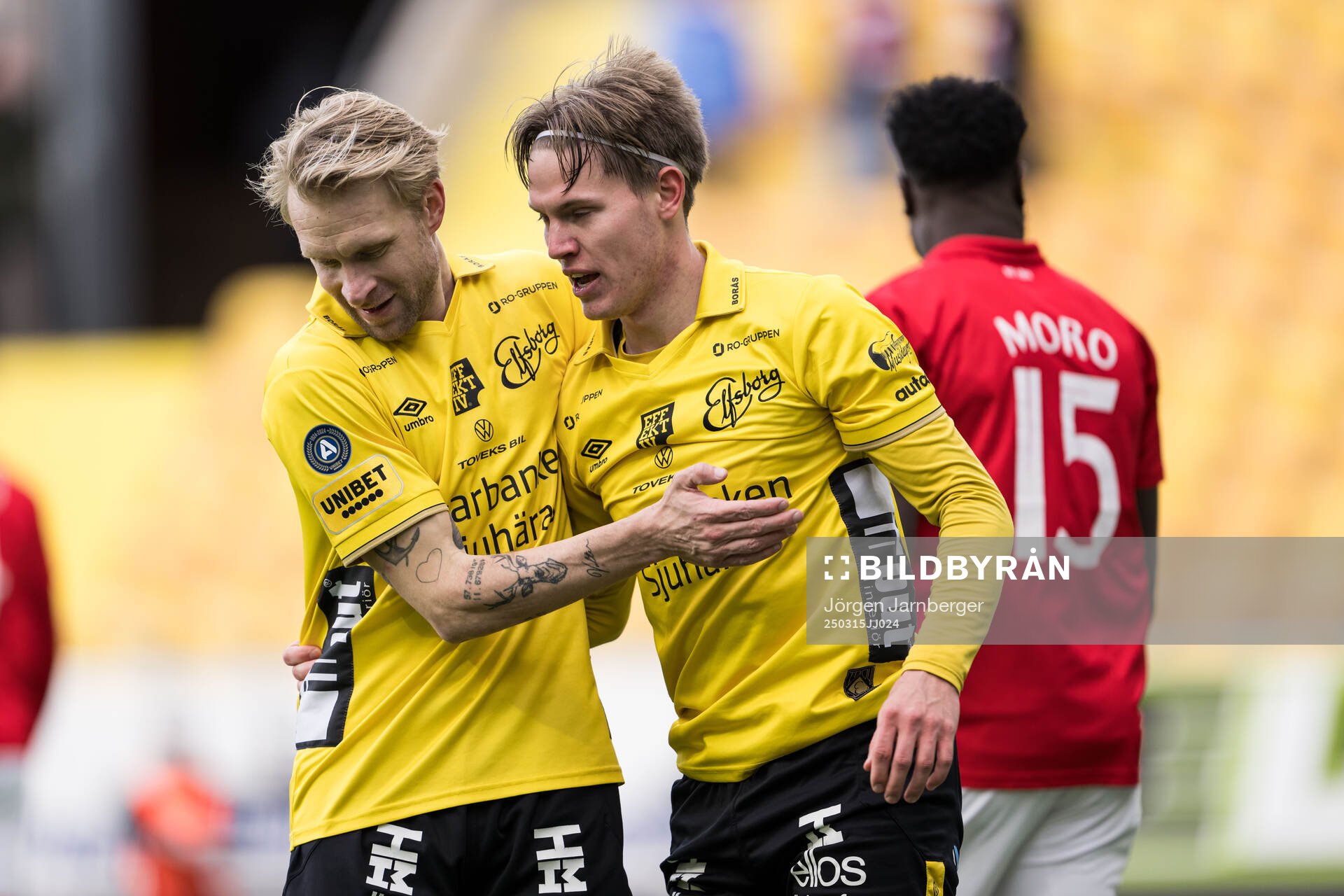 Elfsborgs Johan Larsson och Taylor Silverholt jublar under träningsmatchen i fotboll mellan Elfsborg och Degerfors den 15 mars 2025 i Borås. 