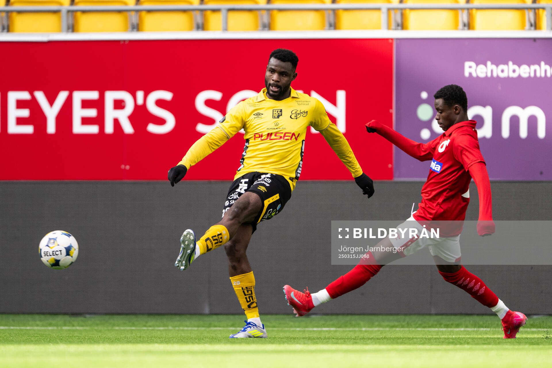 Elfsborgs Ibrahim Buhari och Degerfors Ziyad Salifu under träningsmatchen i fotboll mellan Elfsborg och Degerfors den 15 mars 2025 i Borås.
