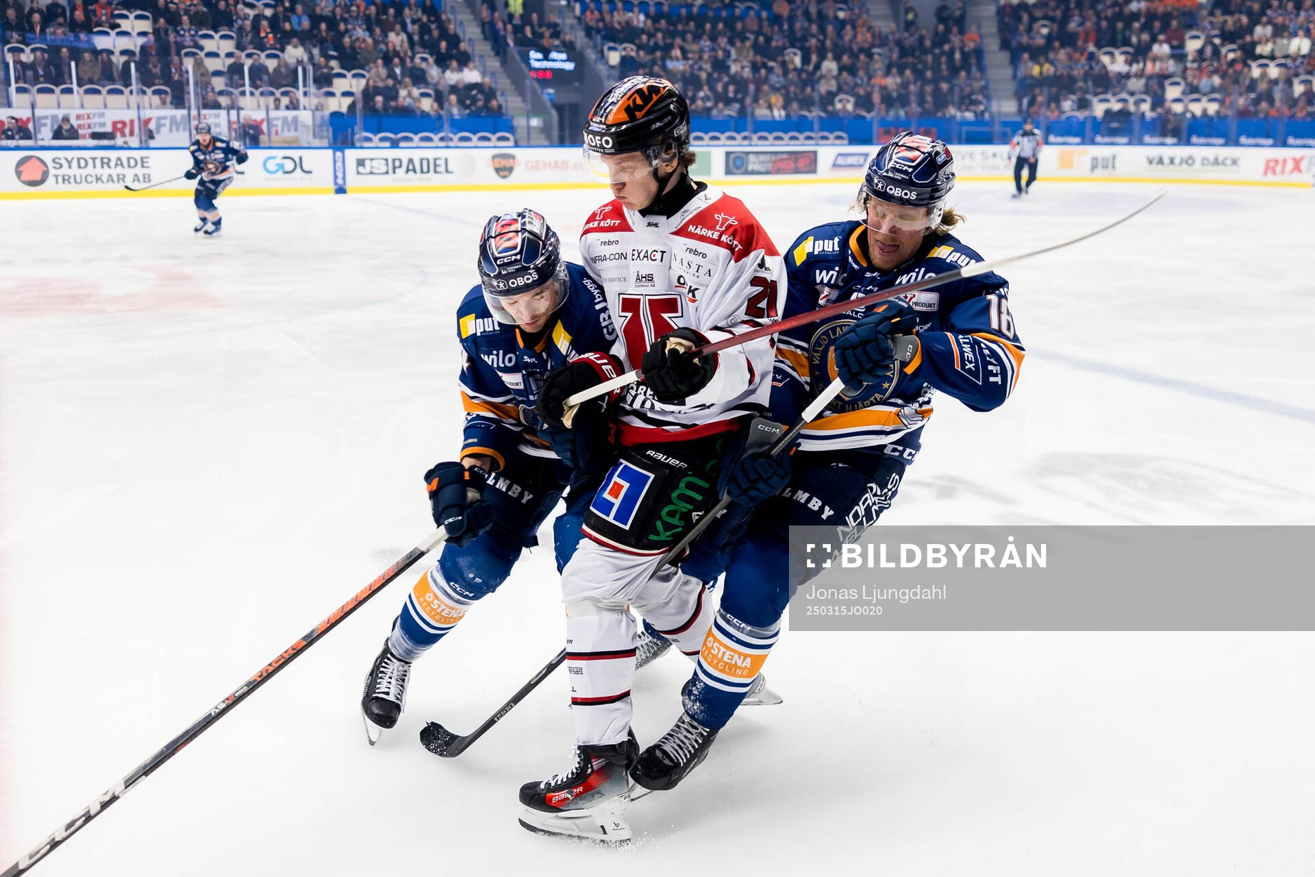 Örebros Patrik Puistola i en kamp mot Växjös Keegan Lowe