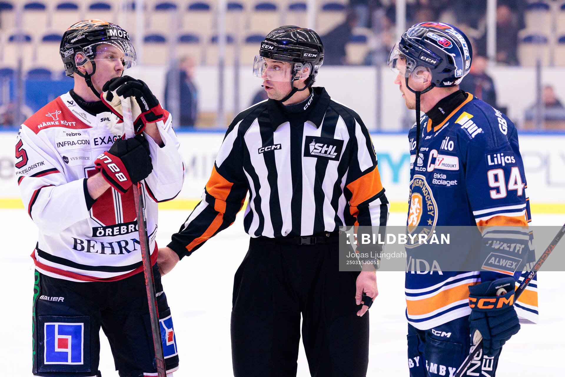 Örebros Gustav Backström och Växjös Joel Persson pratar