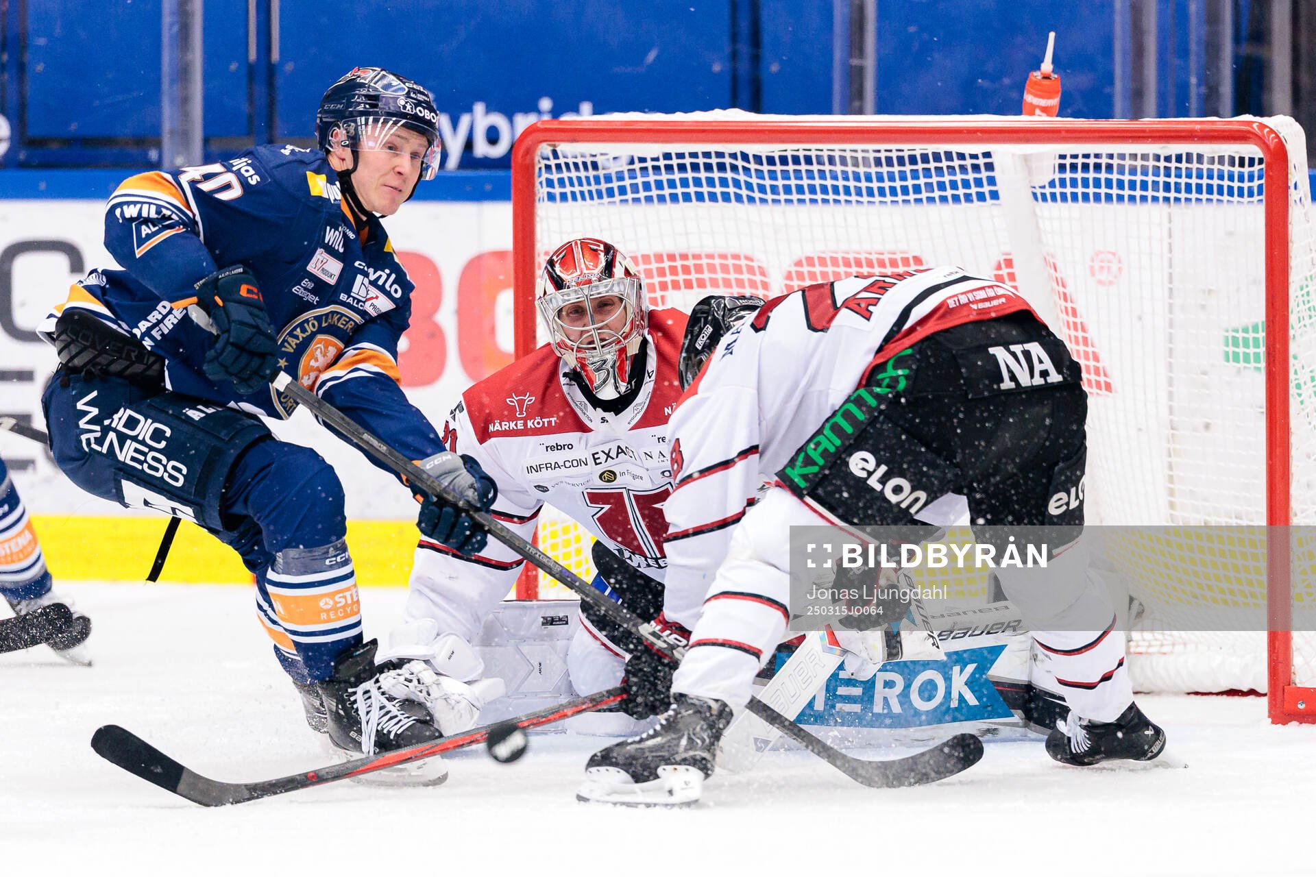 Växjös Dennis Rasmussen och Örebros målvakt Jonas
